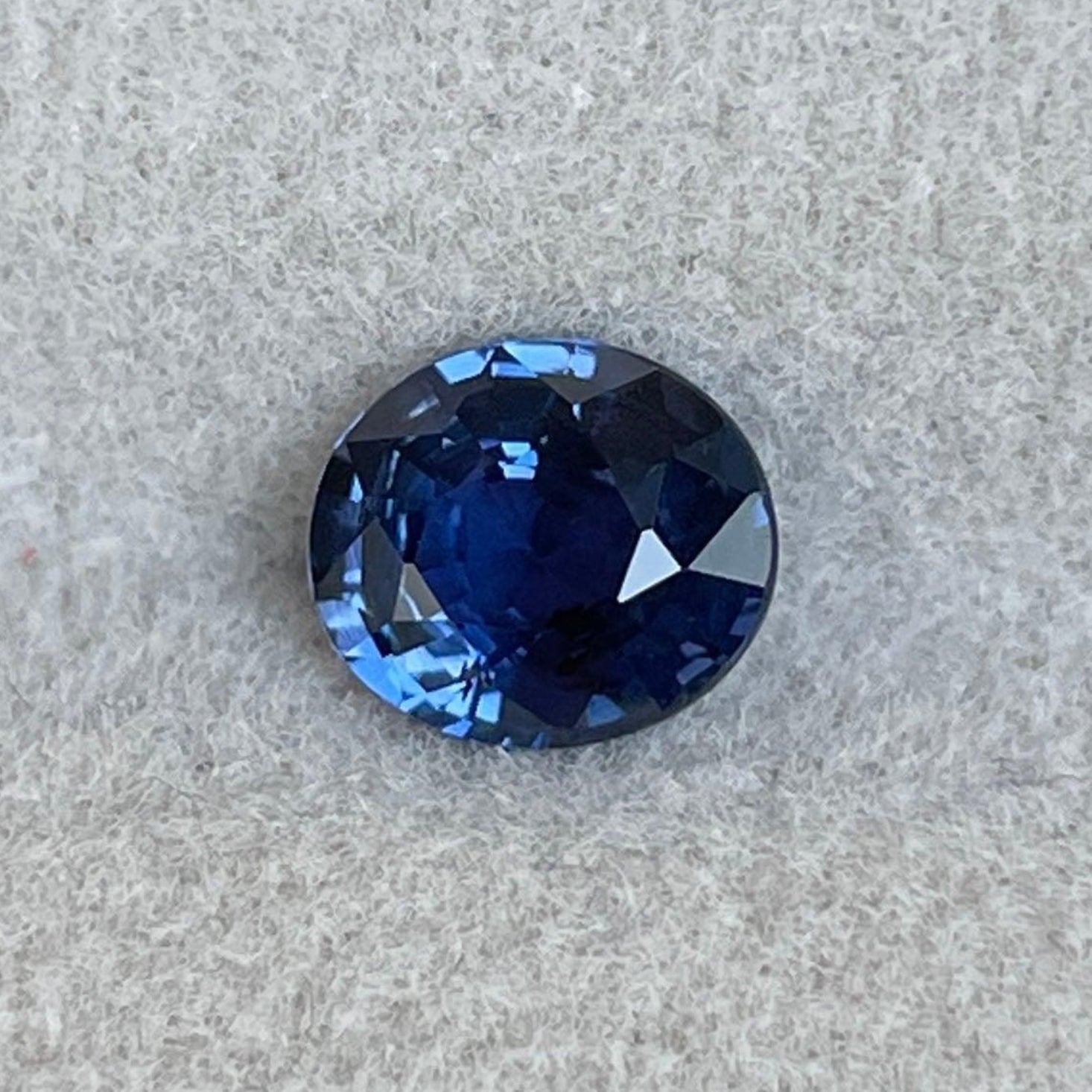 Bijoux en saphir bleu de NASHGEMS comprenant une alliance en saphir bleu de 1,06 carat, un pendentif et une bague de fiançailles.