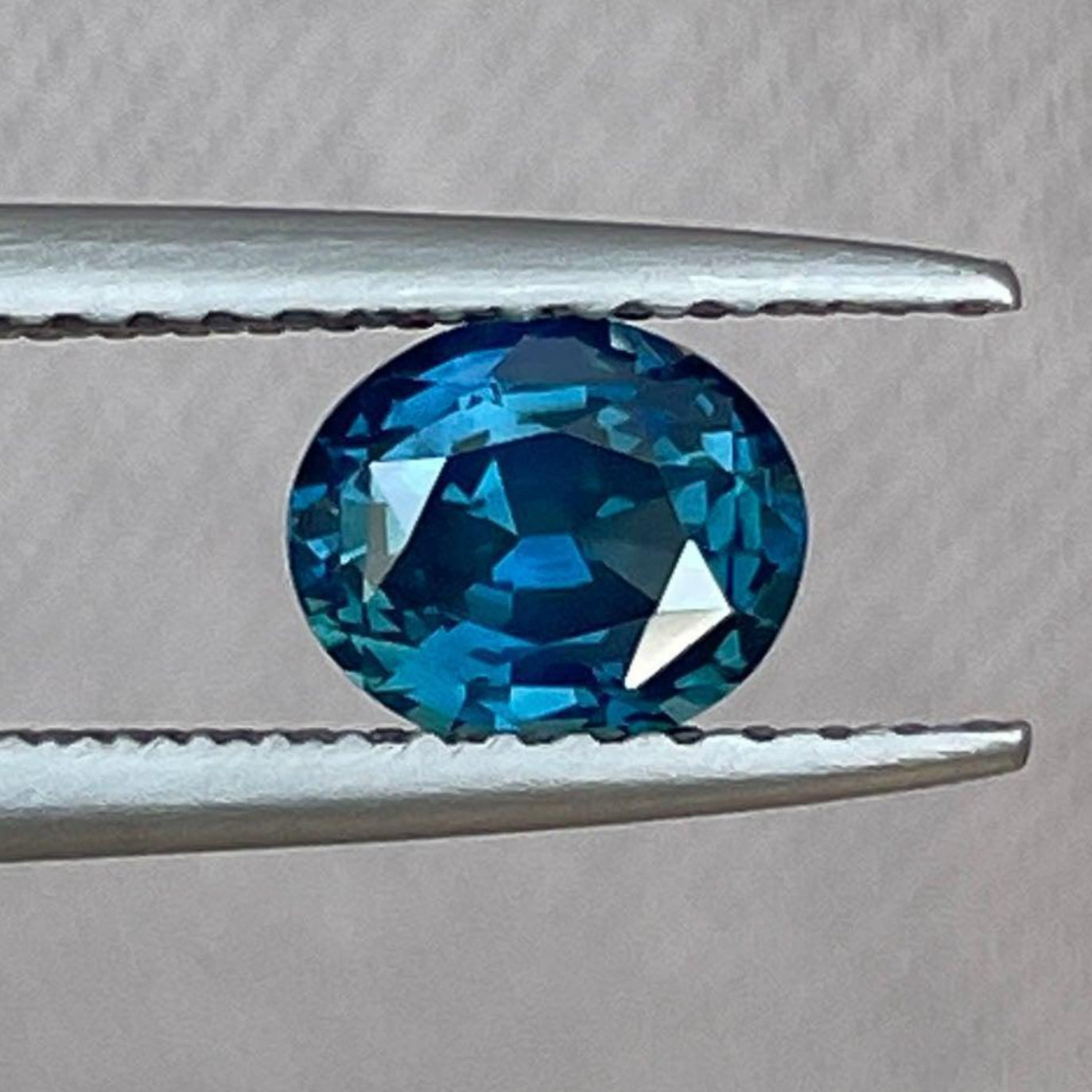 NASHGEMSの天然1.03カラットティールサファイアオーバルカット宝石。婚約指輪やカスタムジュエリー、ネックレスに最適です。