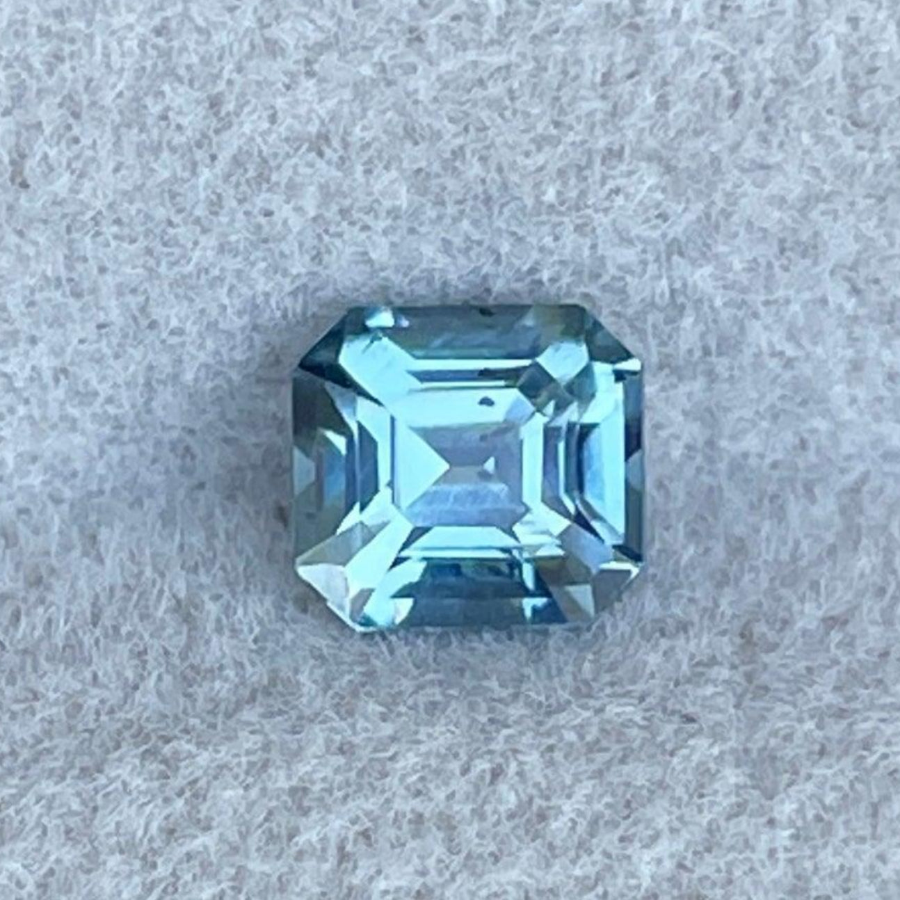 Pierre précieuse saphir bleu sarcelle de NASHGEMS, 0,78 carat, couleur bleu-vert, idéale pour bagues de fiançailles ou colliers de bijoux verts.