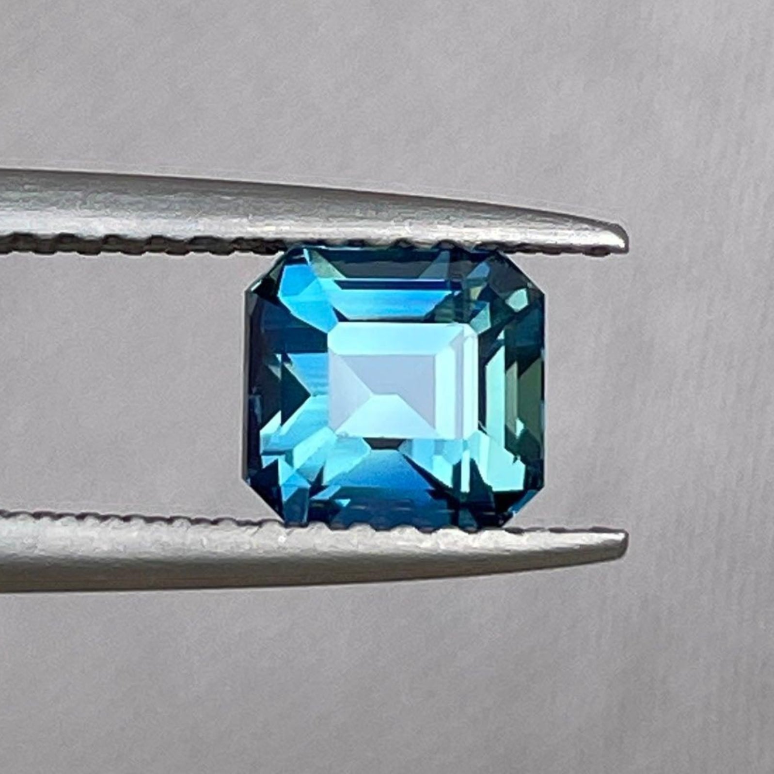 Pierre précieuse saphir teal naturel, 1,52 carats, taille émeraude, non traitée, parfaite pour bagues ou pendentifs personnalisés par NASHGEMS.