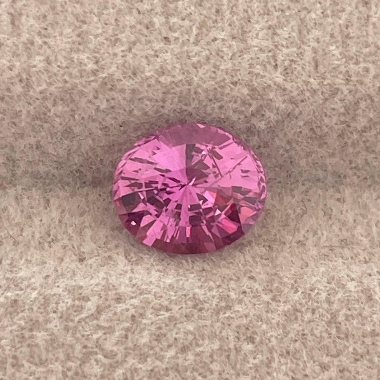 Bague de fiançailles en saphir rose taille ovale avec un saphir rose bubblegum naturel de 1,14 carat par NASHGEMS.