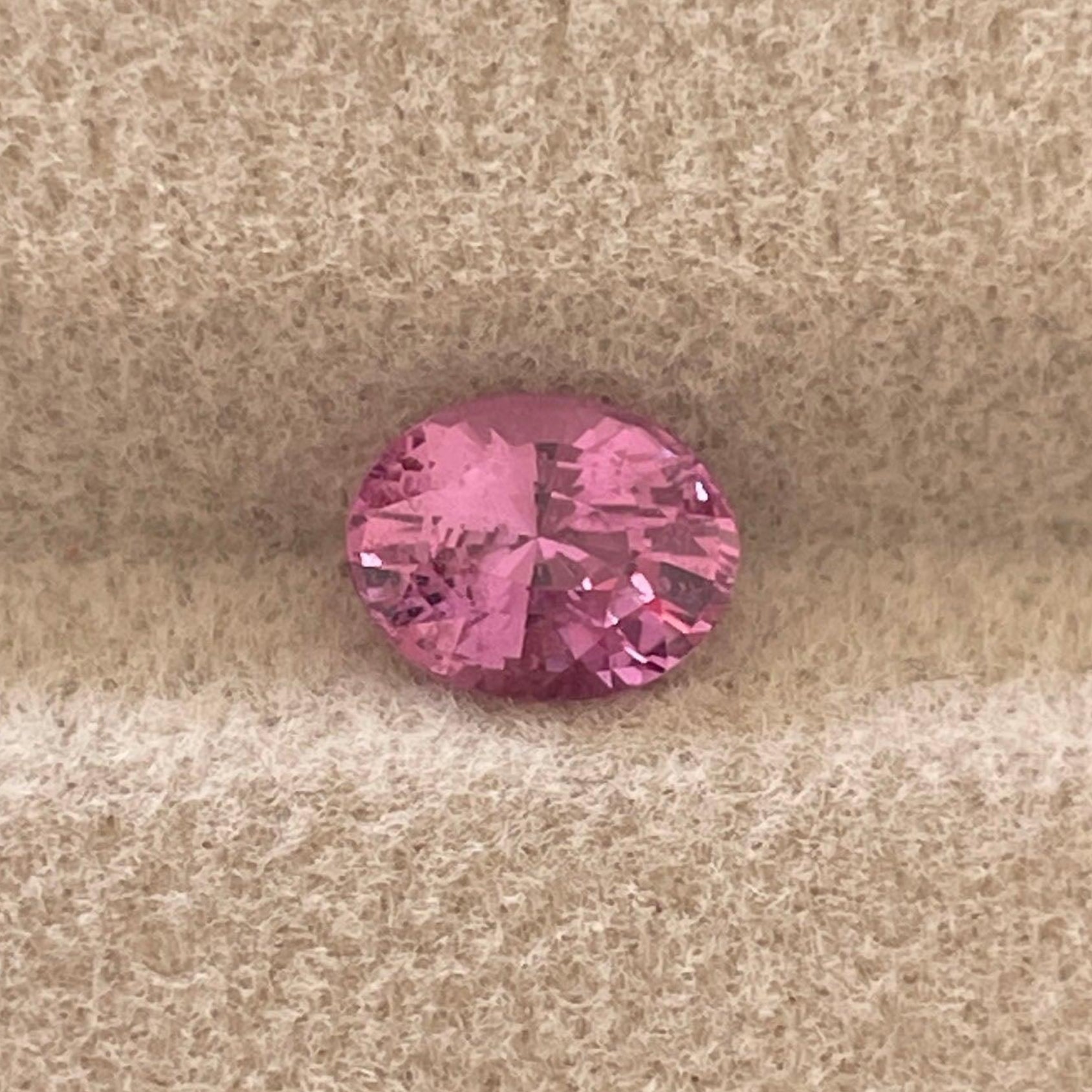 Bague éternité complète en saphir rose avec halo de diamants, 1,15 carats, mettant en vedette une pierre précieuse saphir rose pâle fantaisie chaude par NASHGEMS.