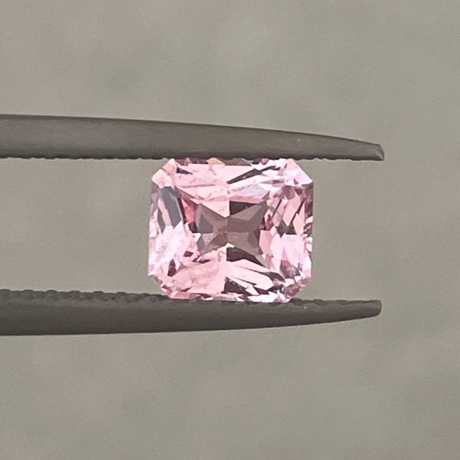 Bague éternité complète en saphir rose avec halo de diamants, 1,15 carats, présentant une pierre précieuse rose pâle fantaisie de NASHGEMS.