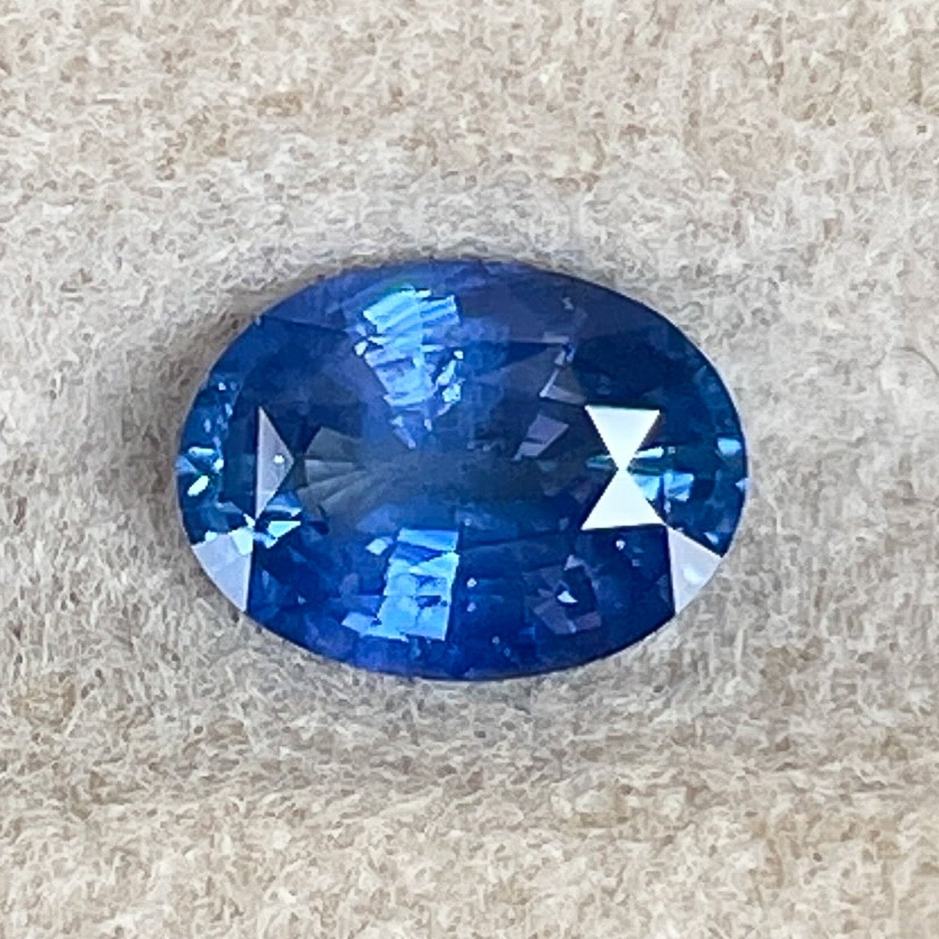Saphir bleu naturel de Ceylan 0,97 ct taille ovale, pierre précieuse détachée par NASHGEMS, idéal pour les bagues de fiançailles ou la création de bijoux.