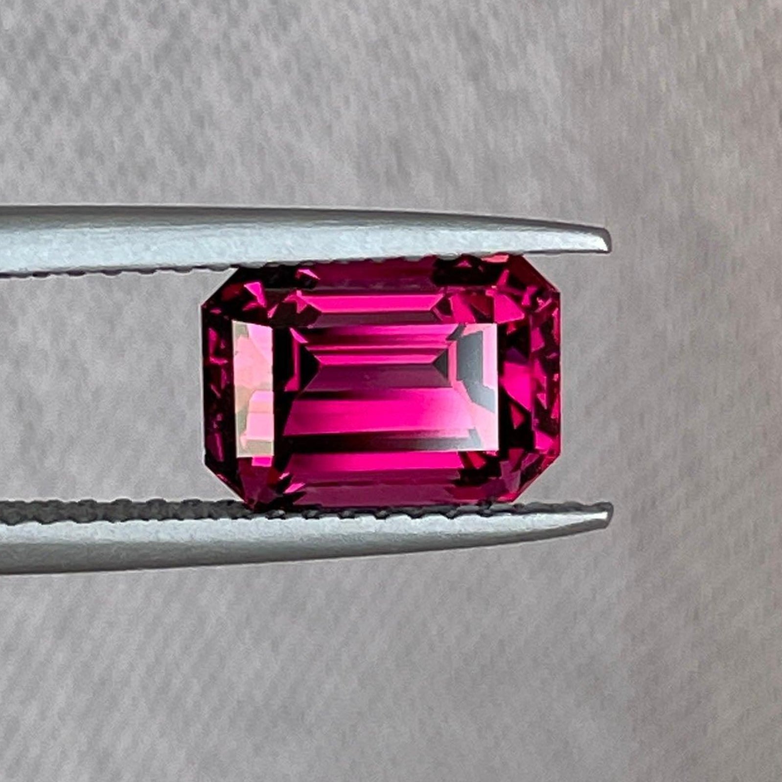 Pierre précieuse naturelle facettée de grenat rouge de 2,98 ct, pierre de naissance de janvier, non traitée, de NASHGEMS, présentant une couleur rhodolite vibrante.