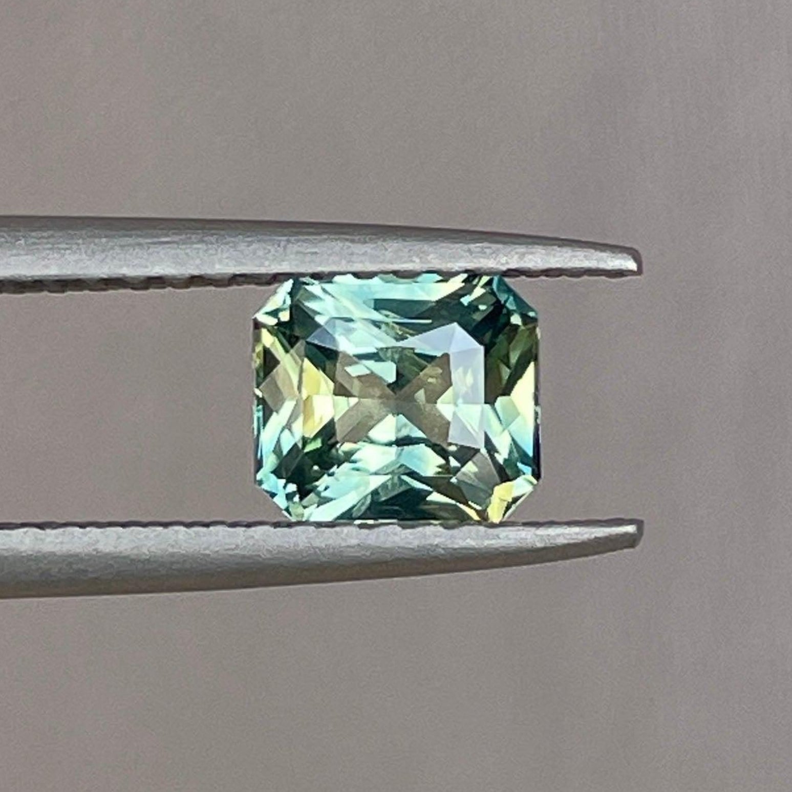 Saphir sarcelle taille radiant, 1,00 carat, présentant une teinte bleu-vert, de NASHGEMS.