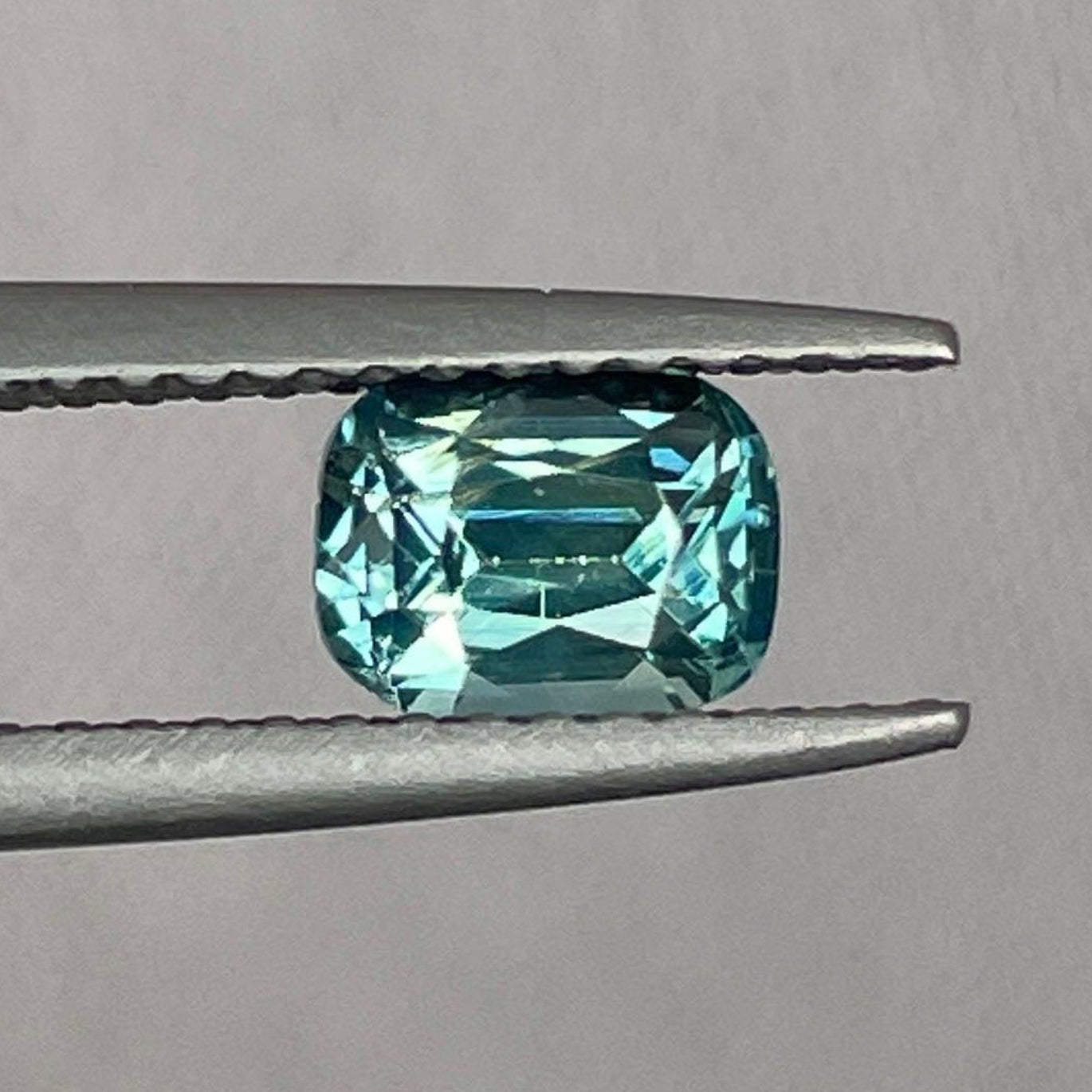 Saphir vert sarcelle de NASHGEMS avec une couleur vibrante et une taille excellente, présentant un éclat riche et un magnifique mélange de teintes.