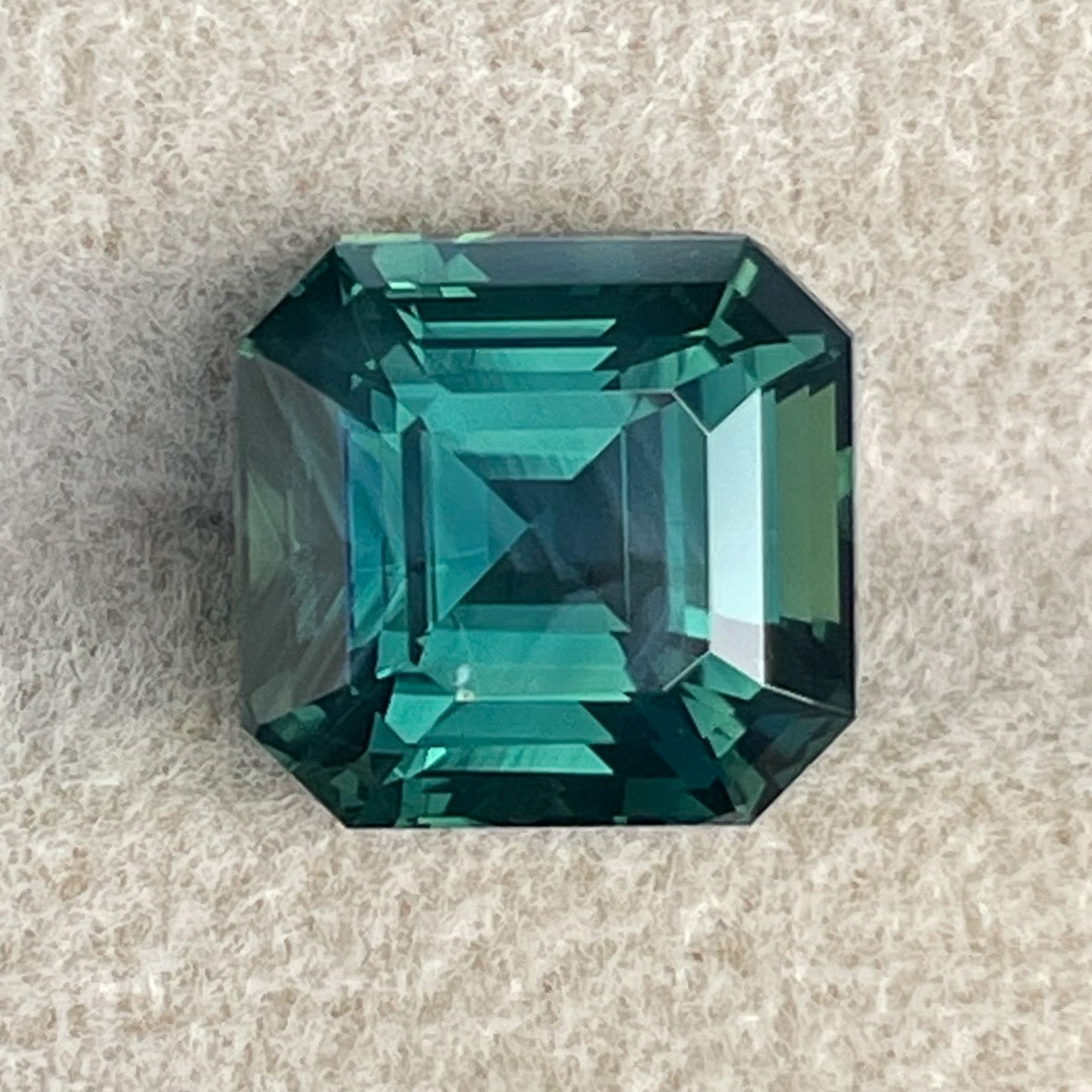 Saphir vert naturel 5,08 Ct taille émeraude Asscher par NASHGEMS, présentant un magnifique saphir teal en pierre libre pour la joaillerie.