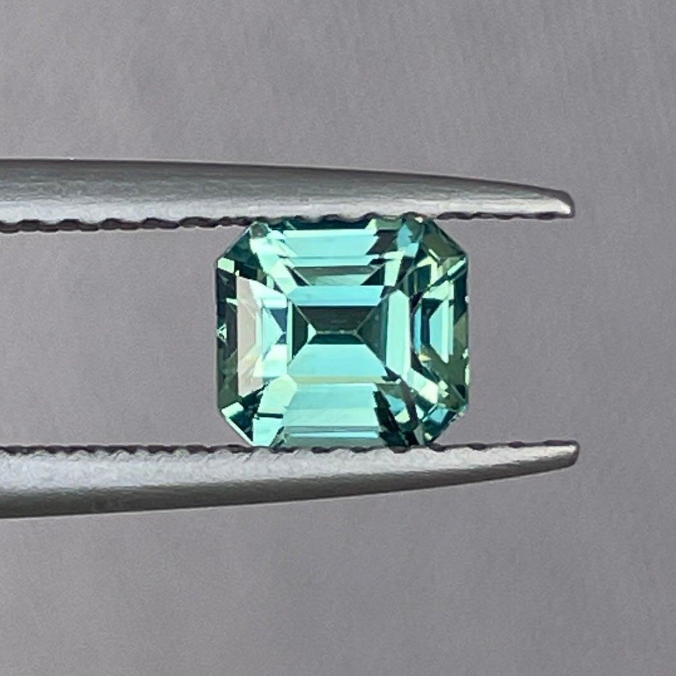 Saphir vert sarcelle pierre précieuse en vrac taille Asscher, 1,13 carats, de NASHGEMS, idéal pour des bagues sur mesure et des créations de bijoux.