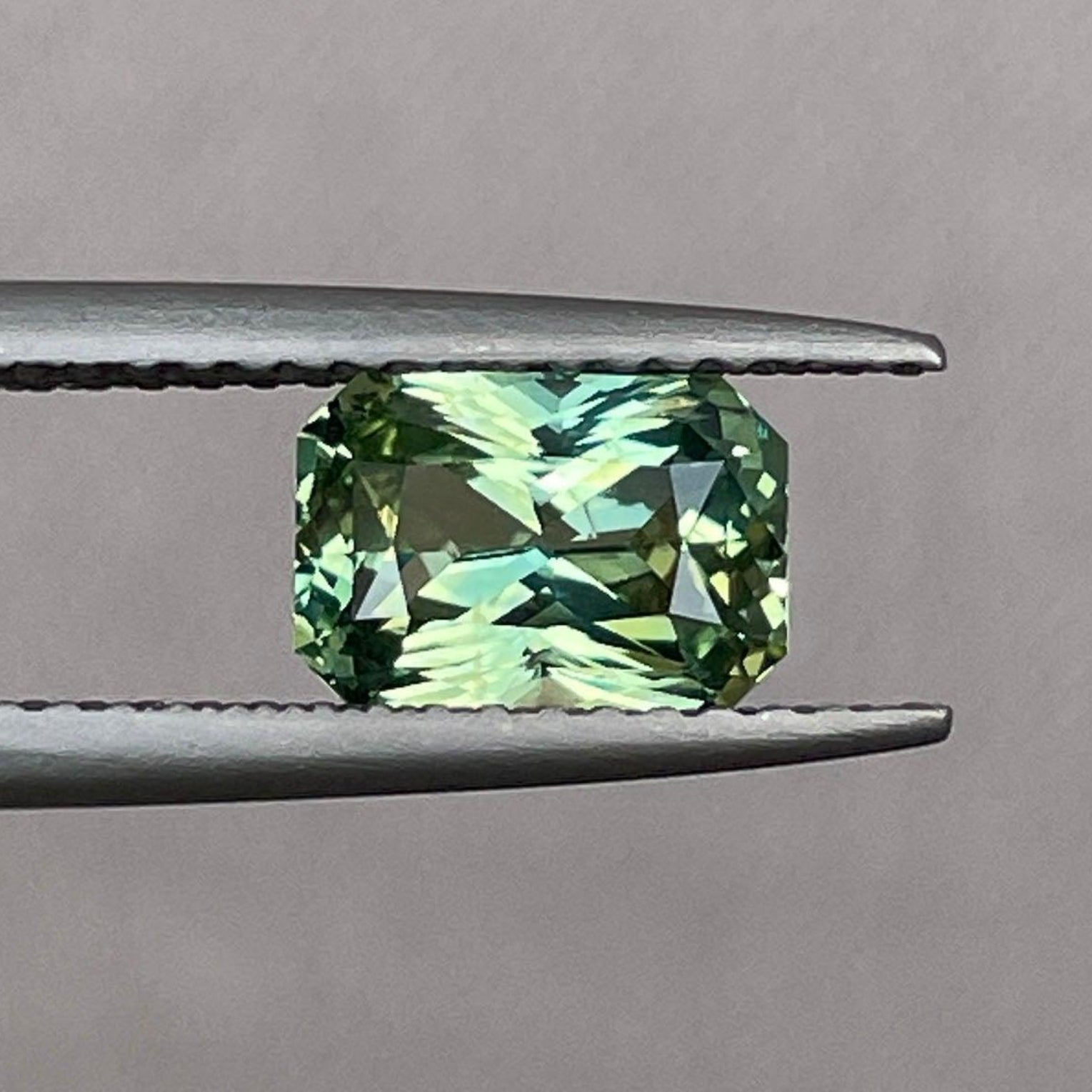 Saphir vert pierre précieuse en vrac, 1,66 carats, taille radiant par NASHGEMS, idéal pour bagues sur mesure et créations de bijoux.