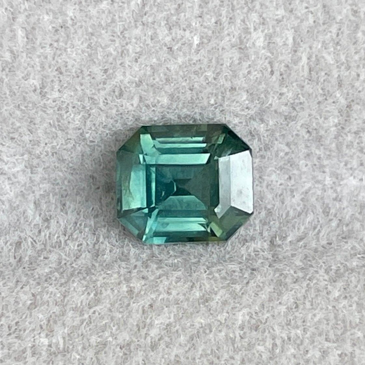 Saphir teal taille émeraude en pierre précieuse détachée, 1,21 carats, de NASHGEMS, idéal pour des bagues sur mesure et des créations de bijoux.