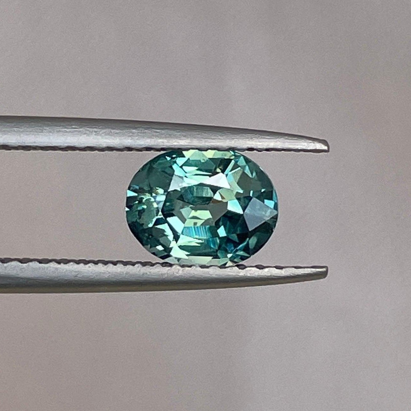 Saphir teal pierre précieuse en vrac, 1,15 carats, taille ovale, traité thermiquement, idéal pour bagues ou pendentifs personnalisés, de NASHGEMS.
