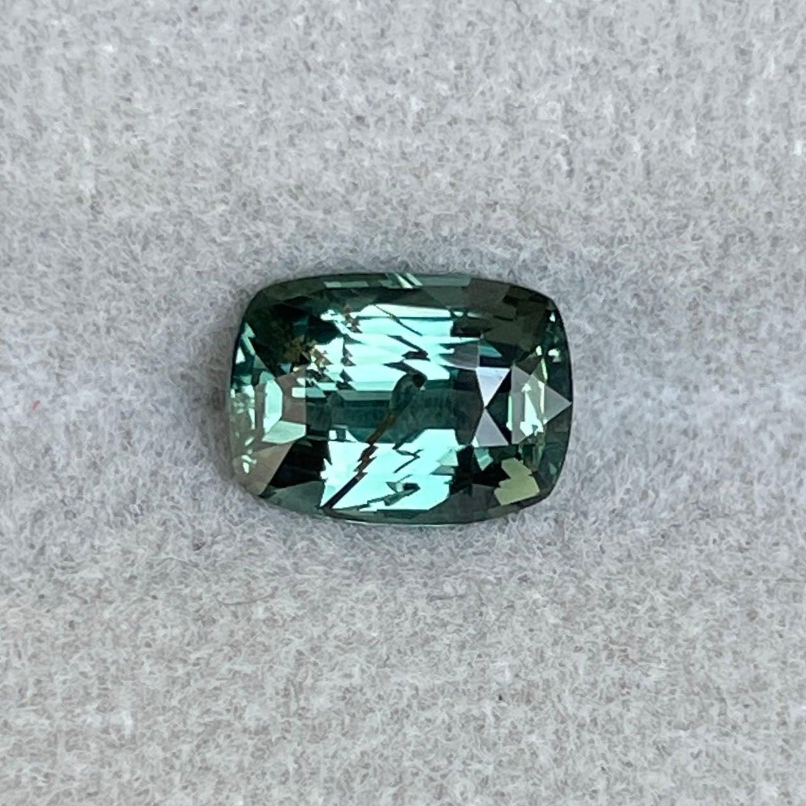 Saphir naturel bleu sarcelle vert taille coussin 1,61 carat de NASHGEMS, pierre précieuse brute non traitée pour la fabrication de bijoux