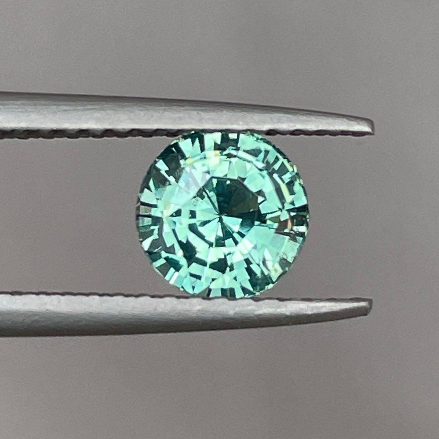 Saphir vert sarcelle pierre précieuse en vrac, forme ronde, 1,18 carats, de NASHGEMS, idéal pour des bagues sur mesure et des créations de bijoux.