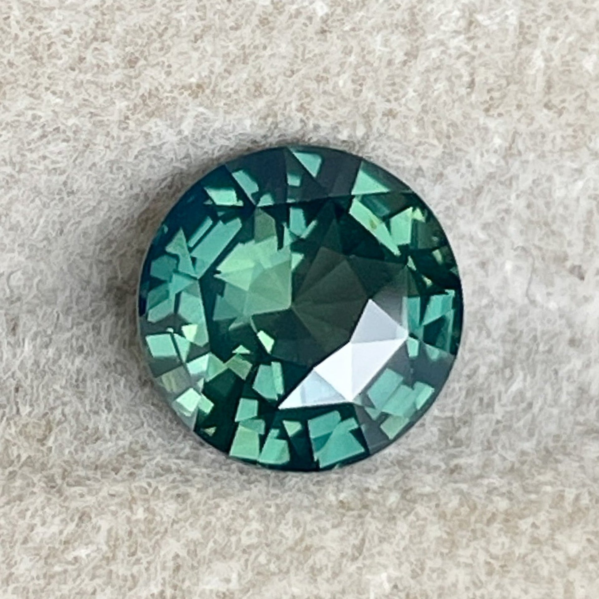Saphir naturel vert forêt sarcelle, taille ronde 1,83 Ct, saphir brut sans traitement thermique pour bague de fiançailles ou bijou personnalisé par NASHGEMS.