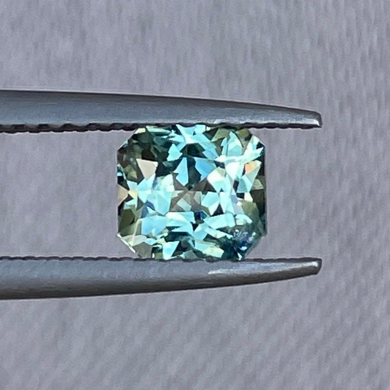 Bague en saphir naturel teal avec un saphir parti de 0,88 Ct, présentant un design sur mesure avec une magnifique pierre précieuse teal.