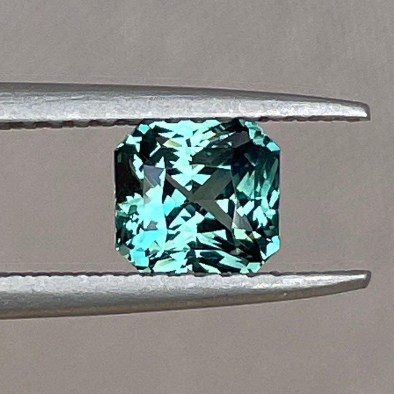 Saphir sarcelle, 1,03 carats, taille radiant, pierre précieuse lâche de septembre de NASHGEMS, couleur vert bleu vif pour bijoux.