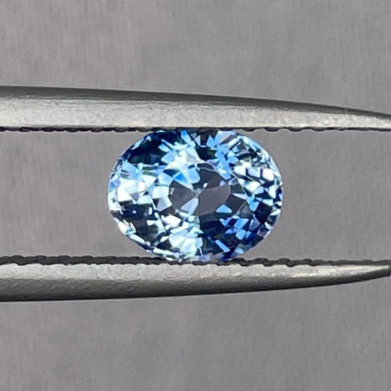 Saphir bleu clair du Sri Lanka de NASHGEMS, 1,17 carats, serti dans des bijoux de luxe pour pierres de naissance féminines ou bagues de fiançailles.