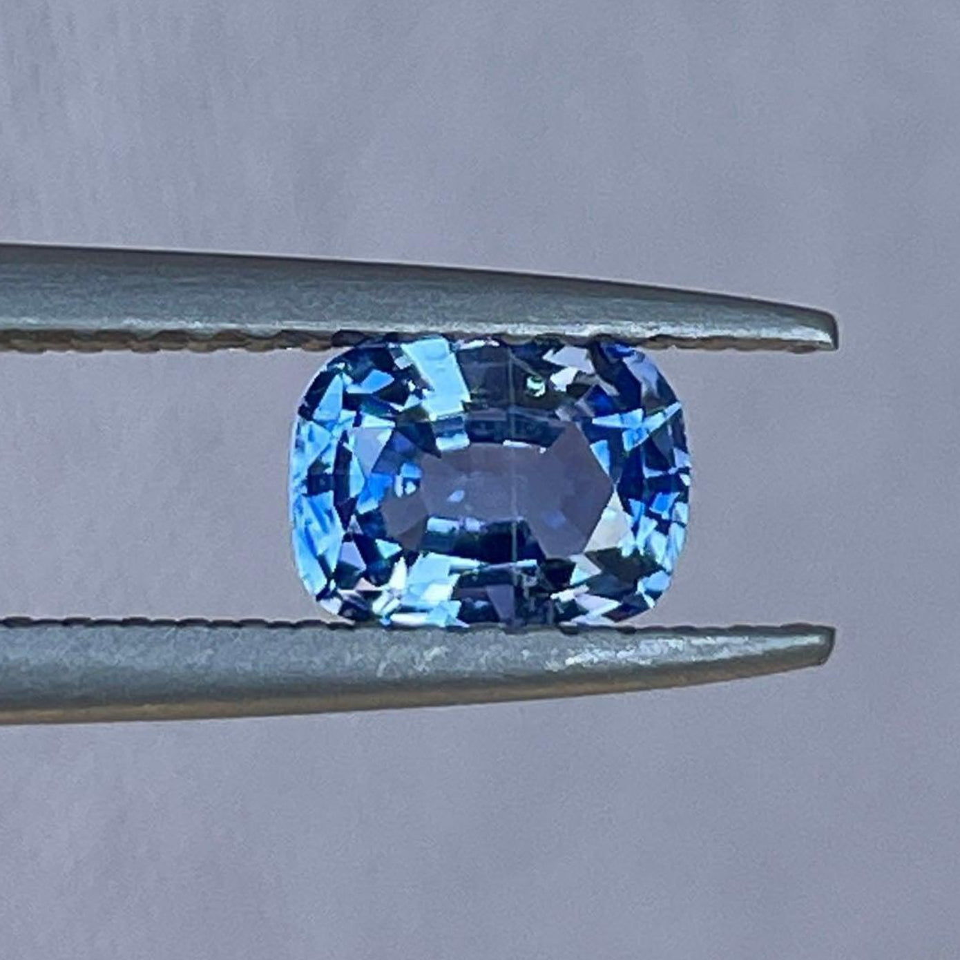 Pierre précieuse saphir de Ceylan bleu clair de NASHGEMS, 0,74 carats, sertie dans un élégant bijou de pierre de naissance pour femmes, parfaite pour les bagues de fiançailles.