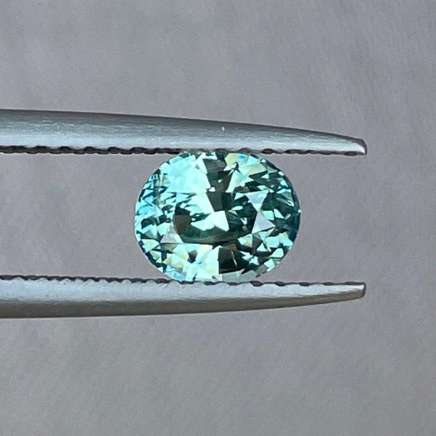Pendentif bague en saphir vert clair, forme ovale, 1,01 ct, adapté à la création de bijoux, monté sur un sertissage de bague NASHGEMS.