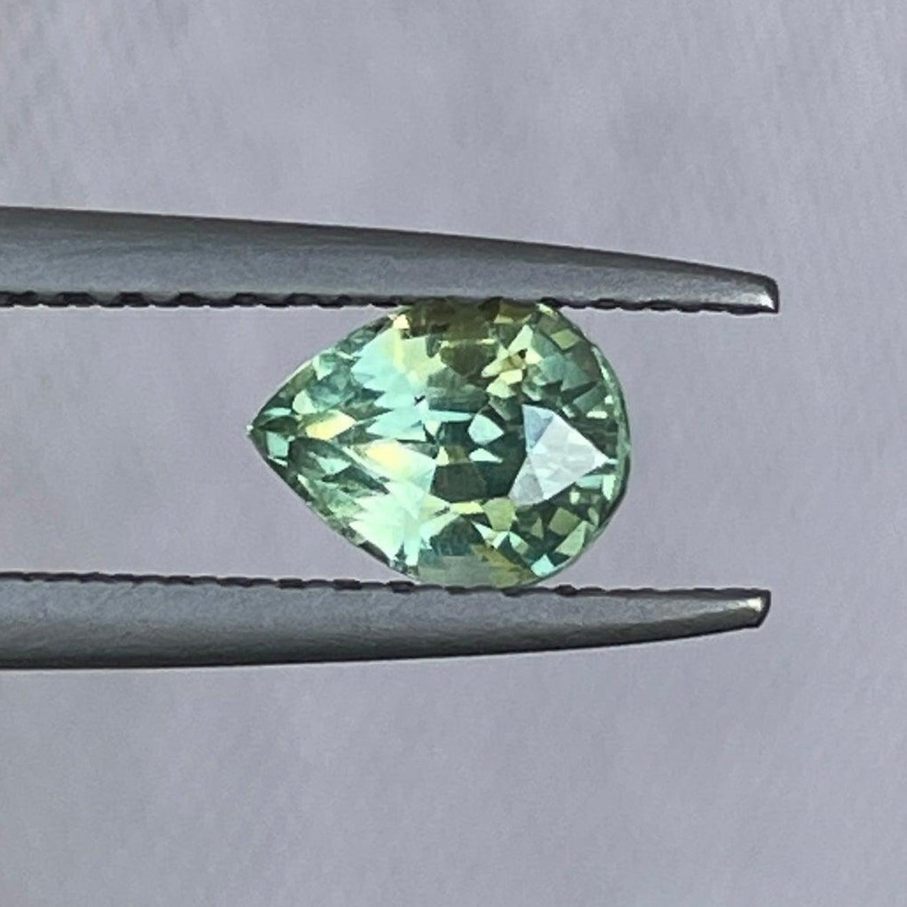 Pendentif en saphir vert clair avec un saphir bleu sarcelle de 0,77 ct, idéal pour la création de bijoux, le sertissage de bagues ou la conception de colliers.