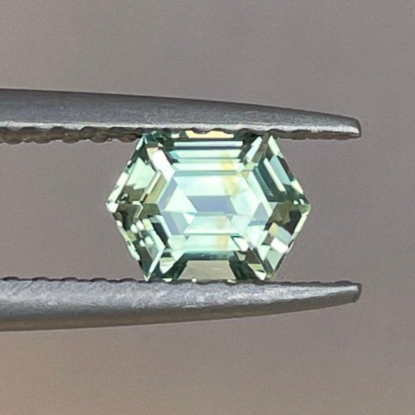 Pendentif en saphir vert clair avec saphir bleu sarcelle de 0,77 ct, idéal pour la création de bijoux et le sertissage en bague ou collier.