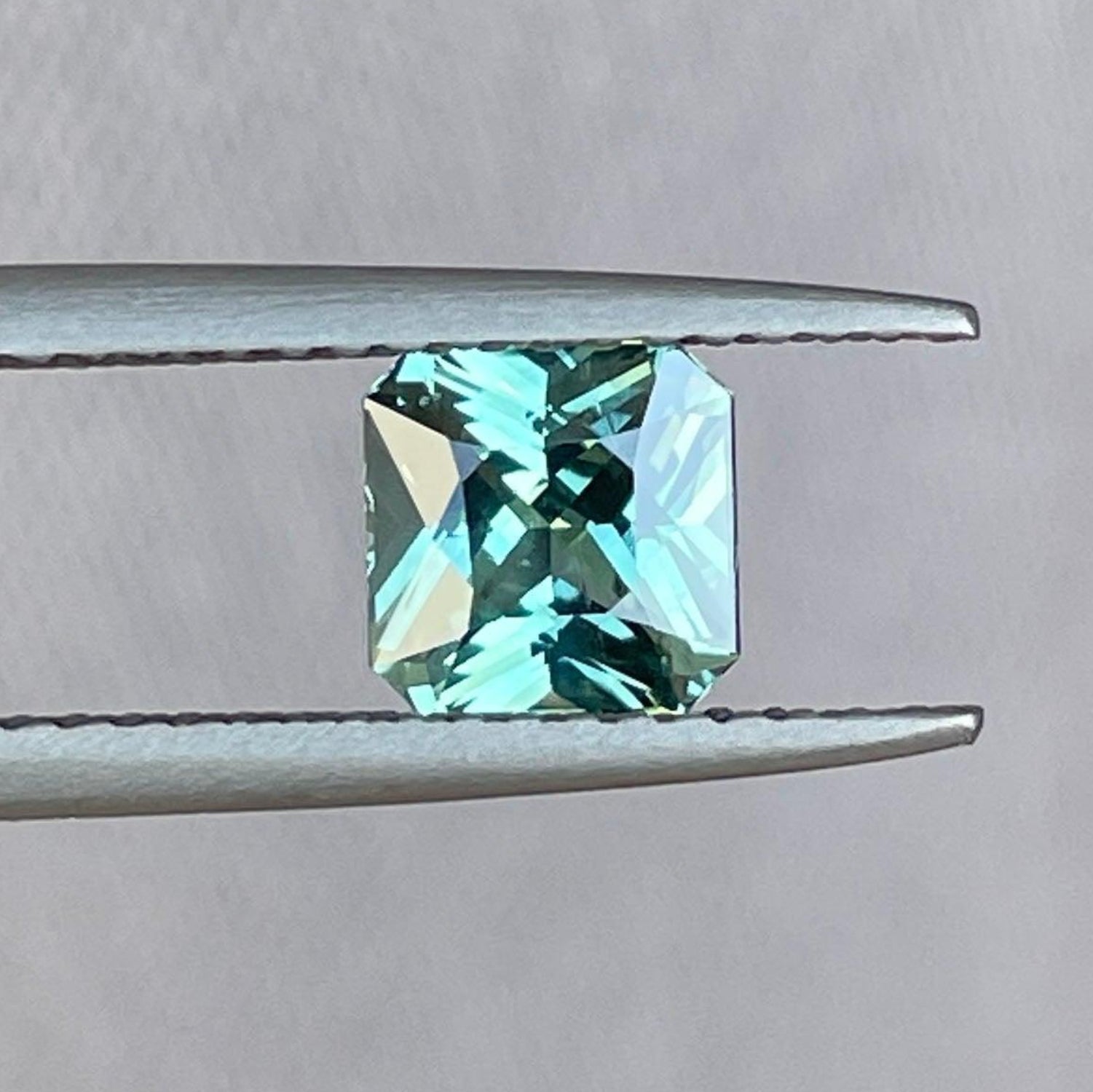 Pendentif en saphir teal vert clair avec une pierre taillée radiant de 1,16 ct, adapté à la création de bijoux, montures de bagues et colliers.