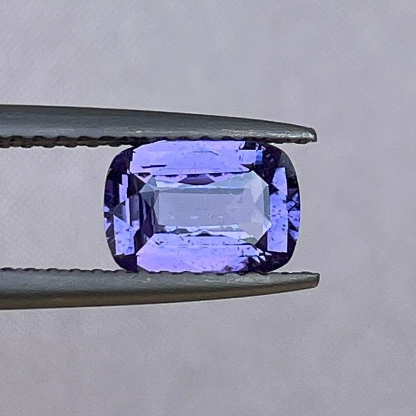 Pierre précieuse saphir violet lâche, 1,27 carats, couleur violet-rose vibrante, idéale pour les bijoux de pierre de naissance d'octobre de NASHGEMS.