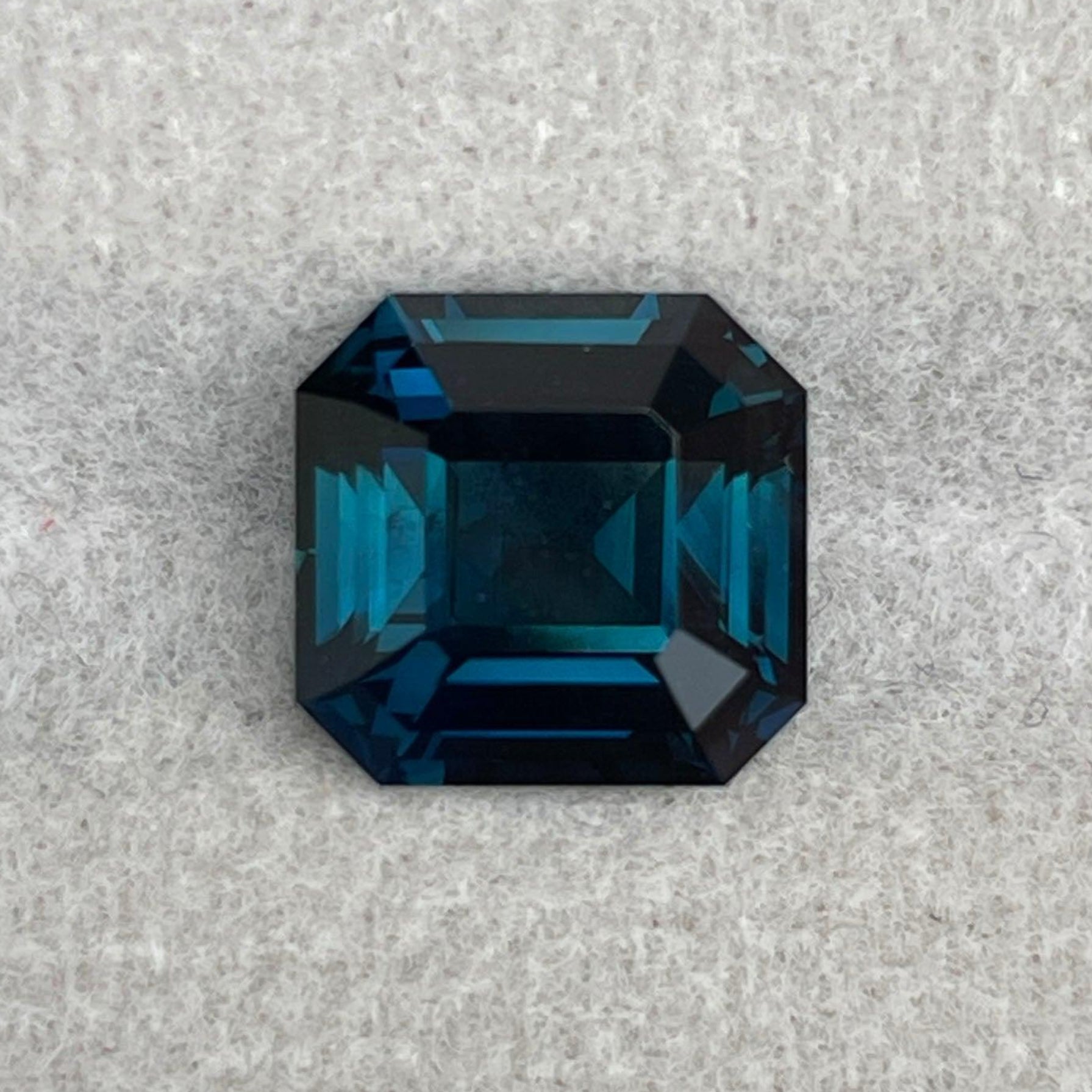Pierre précieuse saphir teal détachée, taille radiant, 3,50 carats, couleur teal vibrante similaire aux saphirs Montana Yogo par NASHGEMS.