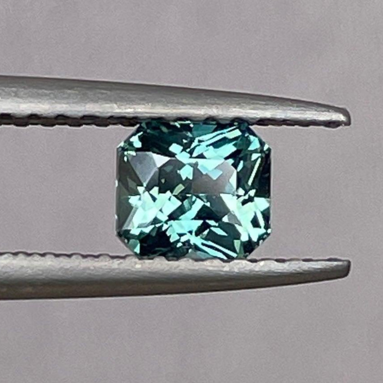 Pierre précieuse saphir teal taillée émeraude, 0,79 carat, présentant des teintes vives de teal et bleu-vert, idéale pour la création de bijoux.