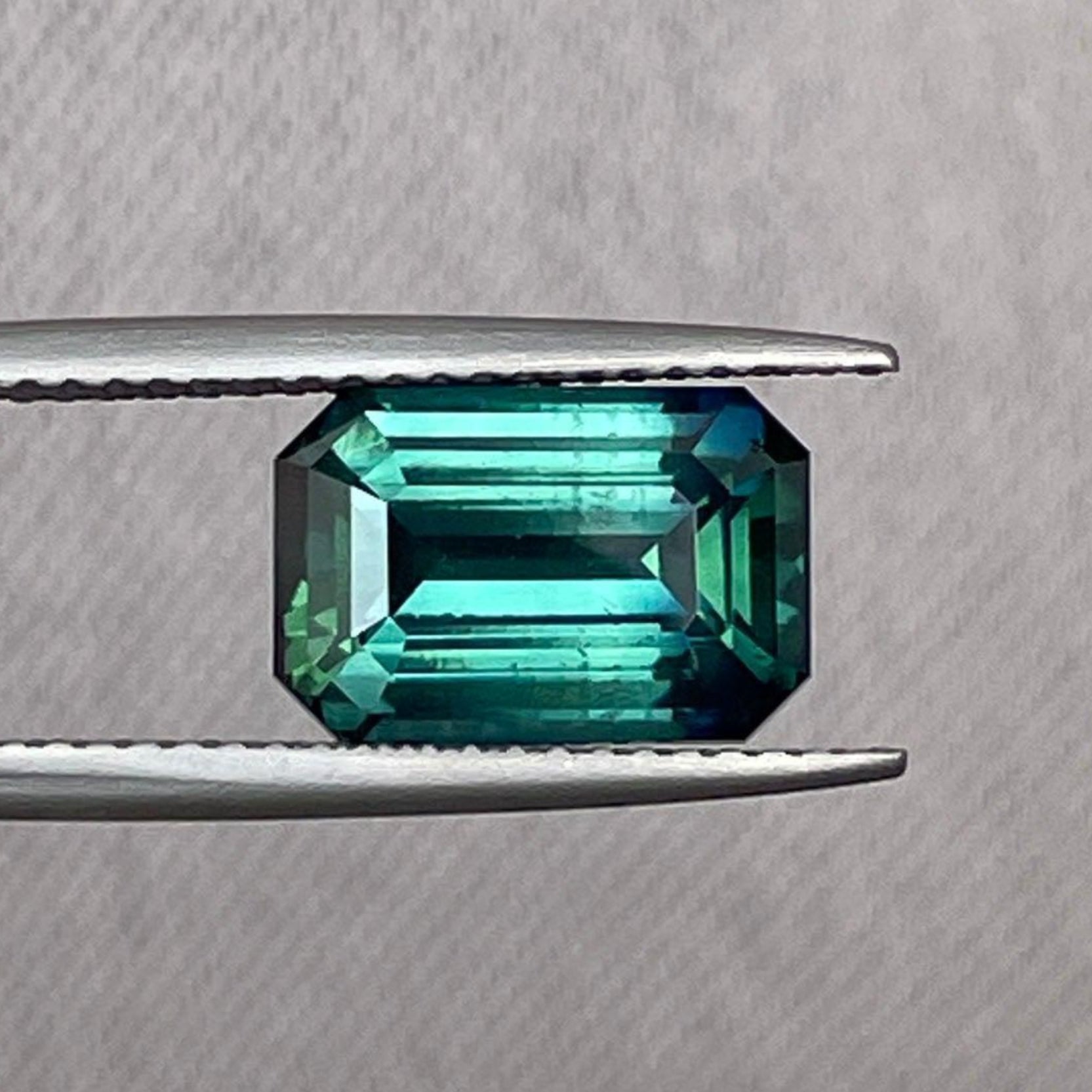 Saphir teal détaché avec taille émeraude, 4,50 carats, de NASHGEMS, présentant une couleur teal vibrante similaire aux saphirs Montana Yogo.