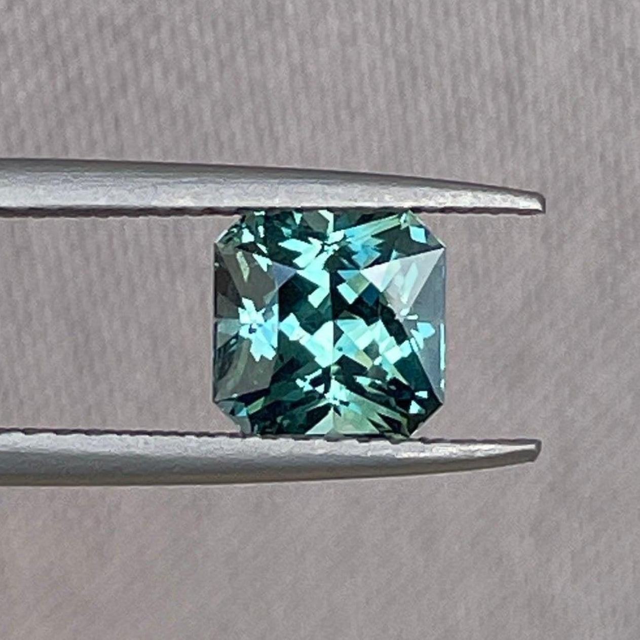 Saphir naturel vert bleu sarcelle taille radiant 1,69 ct. pierre précieuse détachée par NASHGEMS, idéal pour bagues ou pendentifs personnalisés.