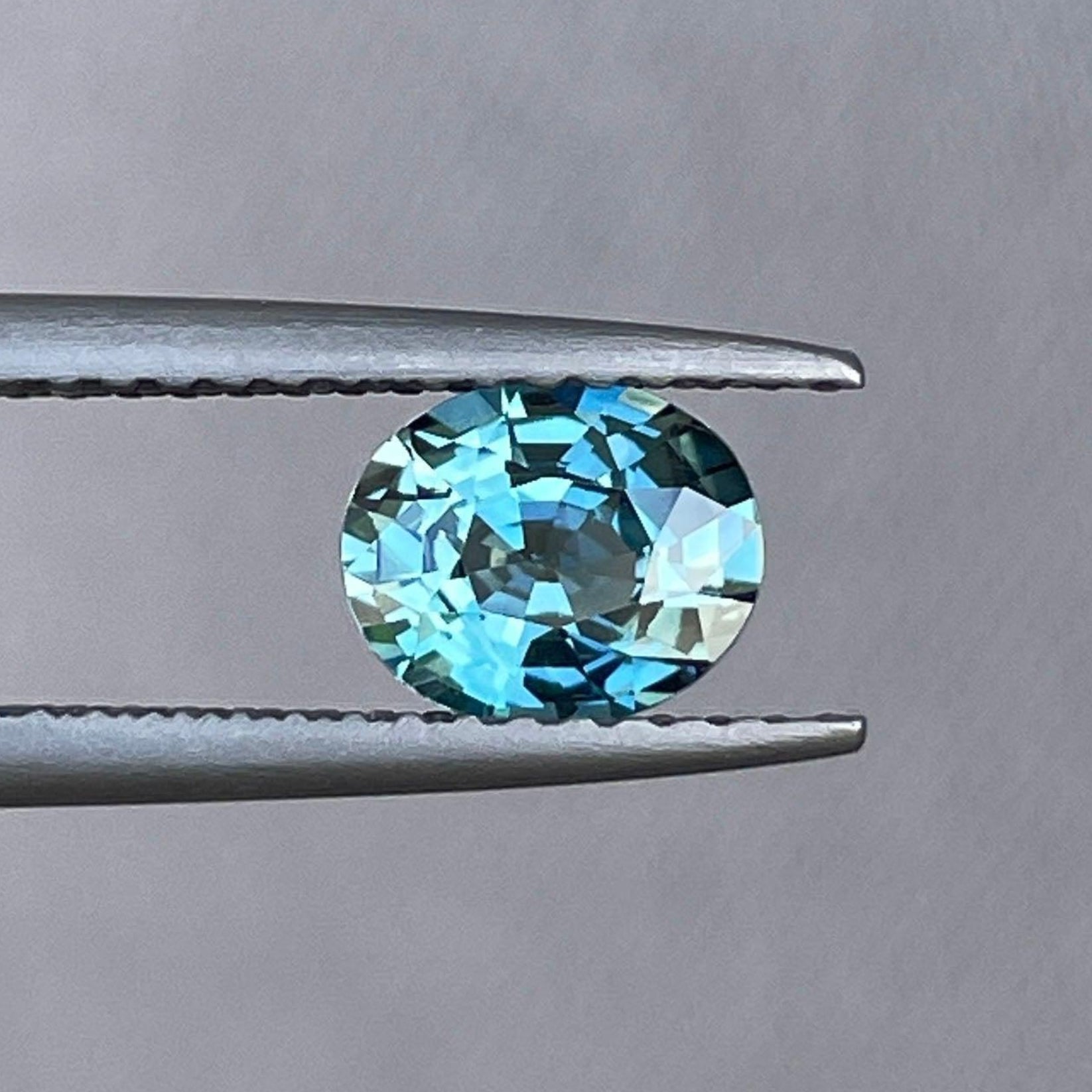 Saphir paon sirène océan sarcelle, pierre précieuse lâche de 1,00 carat par NASHGEMS, présentant des teintes bleu-vert pour la joaillerie, pierre de naissance de septembre.