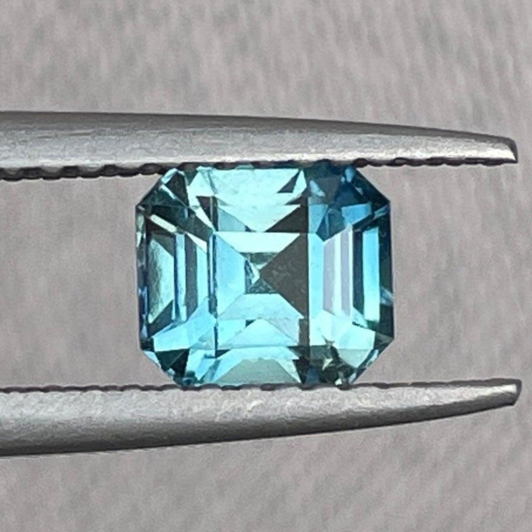 Pendentif en saphir bleu-vert taille émeraude, 1,08 carats, avec un saphir naturel bleu-vert de NASHGEMS.
