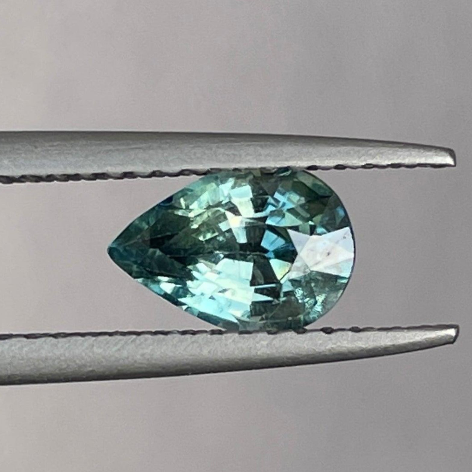 Pierre précieuse saphir vert naturel, saphir bleu sarcelle en forme de poire de 1,20 ct, couleur vert menthe pâle et olive, de NASHGEMS.