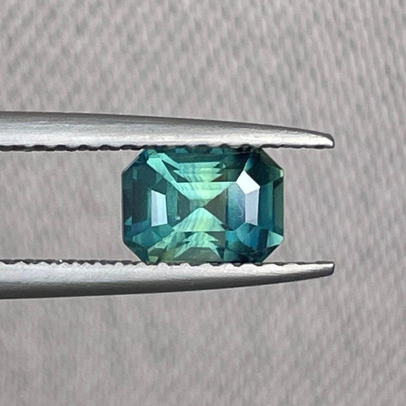 Pierre précieuse saphir vert naturel, saphir bleu sarcelle de 1,18 ct de NASHGEMS taillé en émeraude avec des nuances de vert menthe foncé et clair ainsi que d'olive.