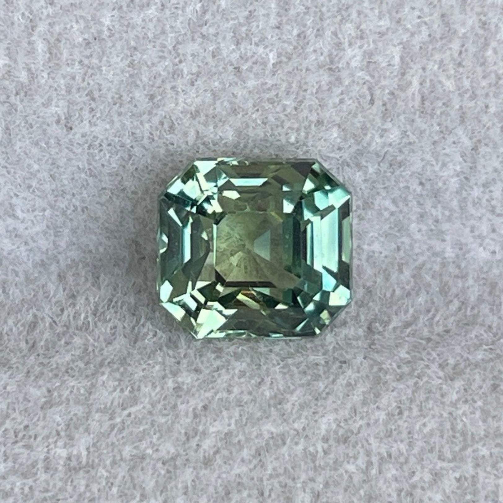 Pendentif en saphir naturel bleu-vert taille radiant 2,03 ct mettant en valeur une pierre précieuse saphir sarcelle de NASHGEMS.