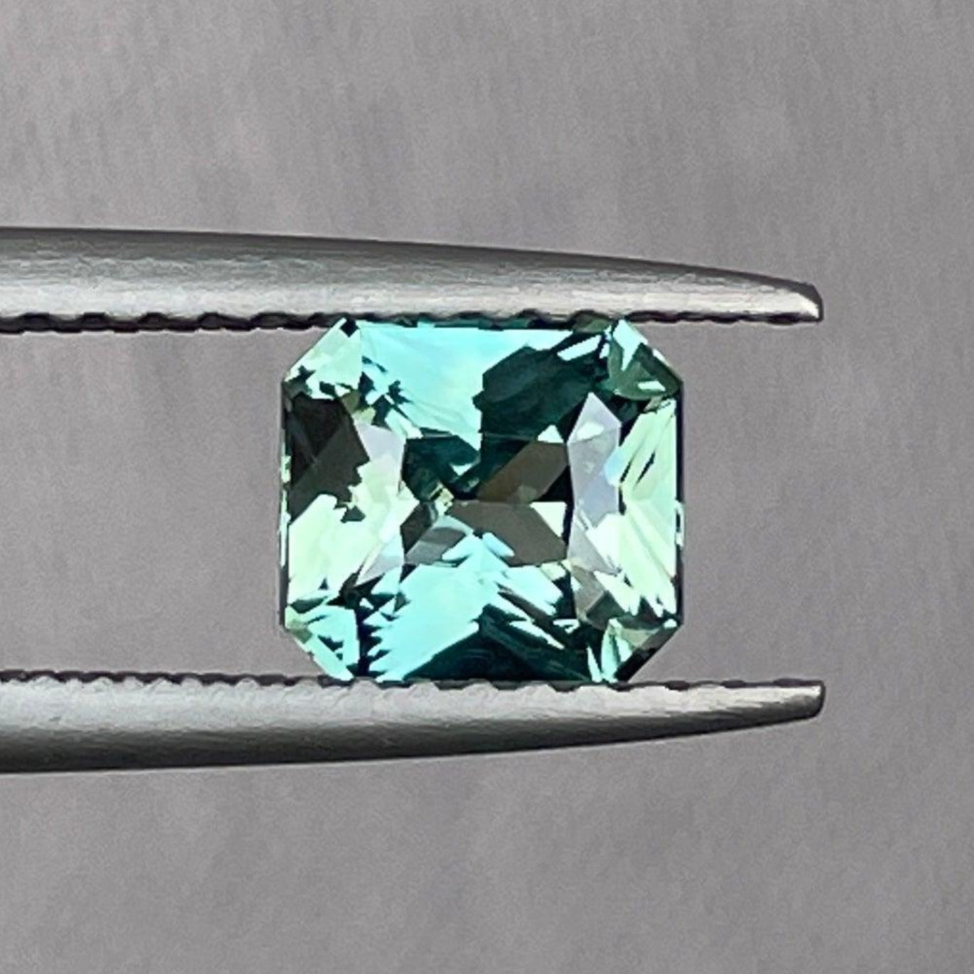 Pierre précieuse saphir vert naturel de NASHGEMS, saphir bleu sarcelle de 1,18 ct avec des facettes vert menthe foncé, clair et olive.