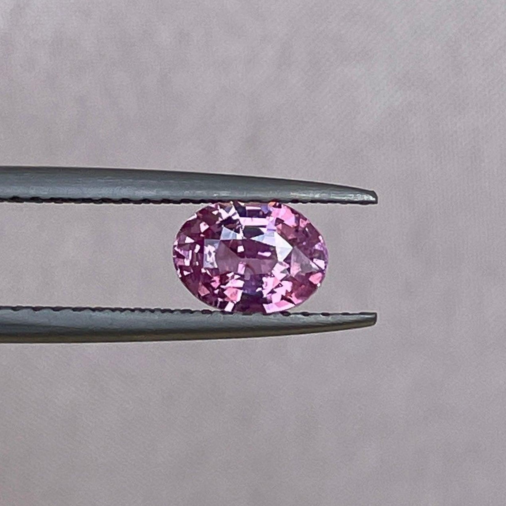 Bague de fiançailles en saphir rose naturel avec un saphir rose de 1,10 carat de NASHGEMS, parfaite pour des bagues de promesse ou des créations personnalisées.
