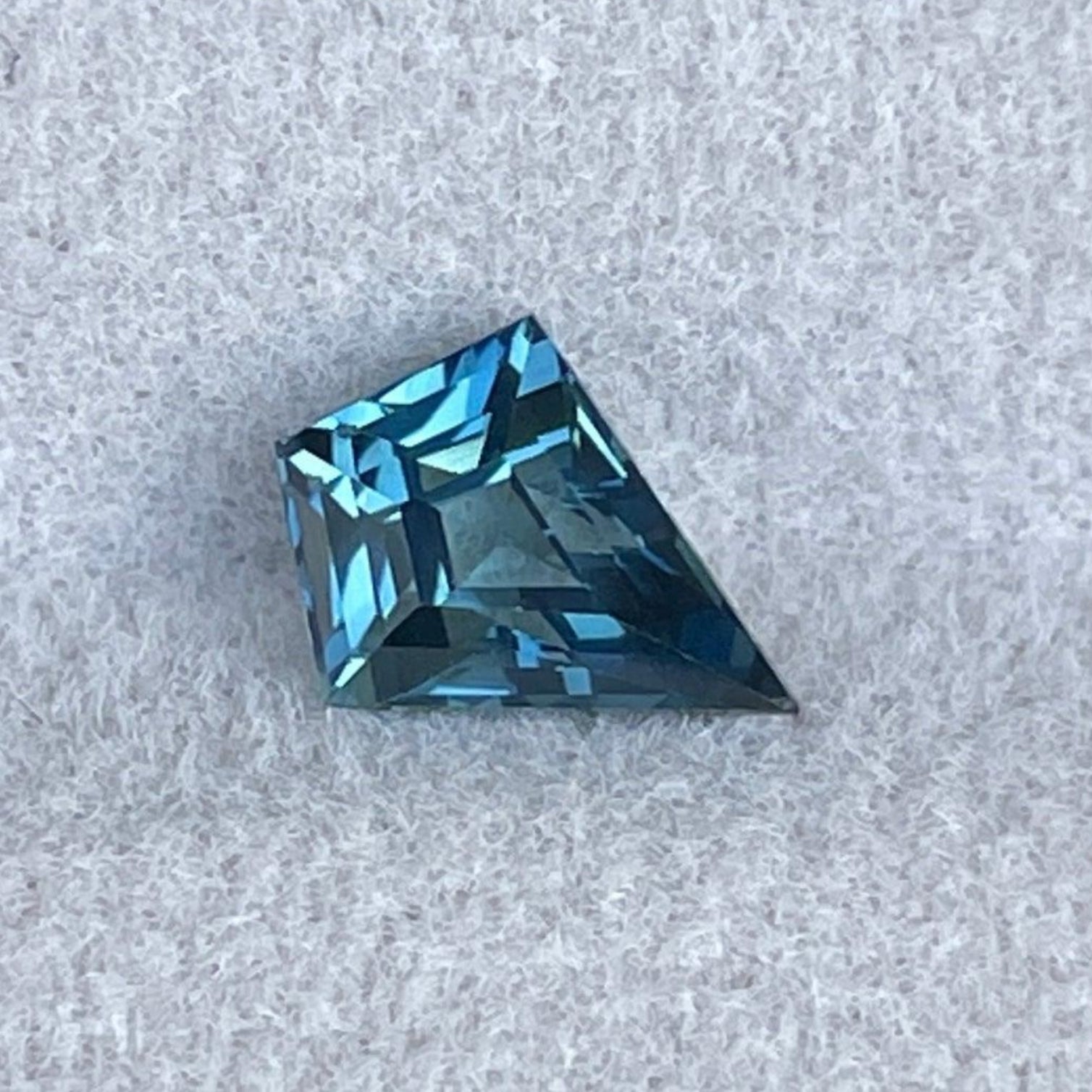 Pendentif en saphir naturel bleu-vert en forme de cerf-volant de 1,15 carat, avec une pierre précieuse saphir sarcelle par NASHGEMS.