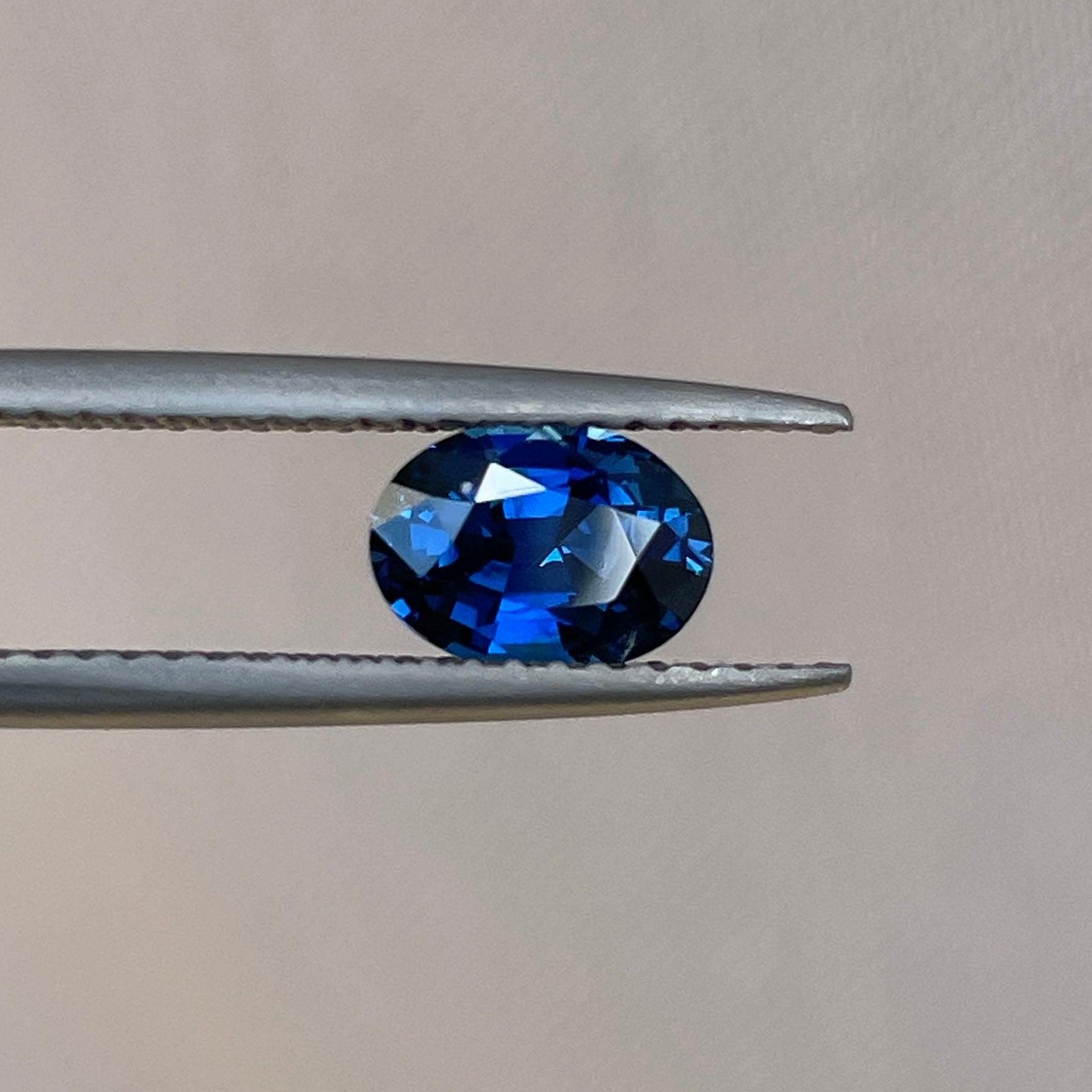 Pierre saphir bleu Neelam par NASHGEMS, saphir bleu royal de 1,11 ct pour bijoux, bagues de fiançailles ou de mariage.
