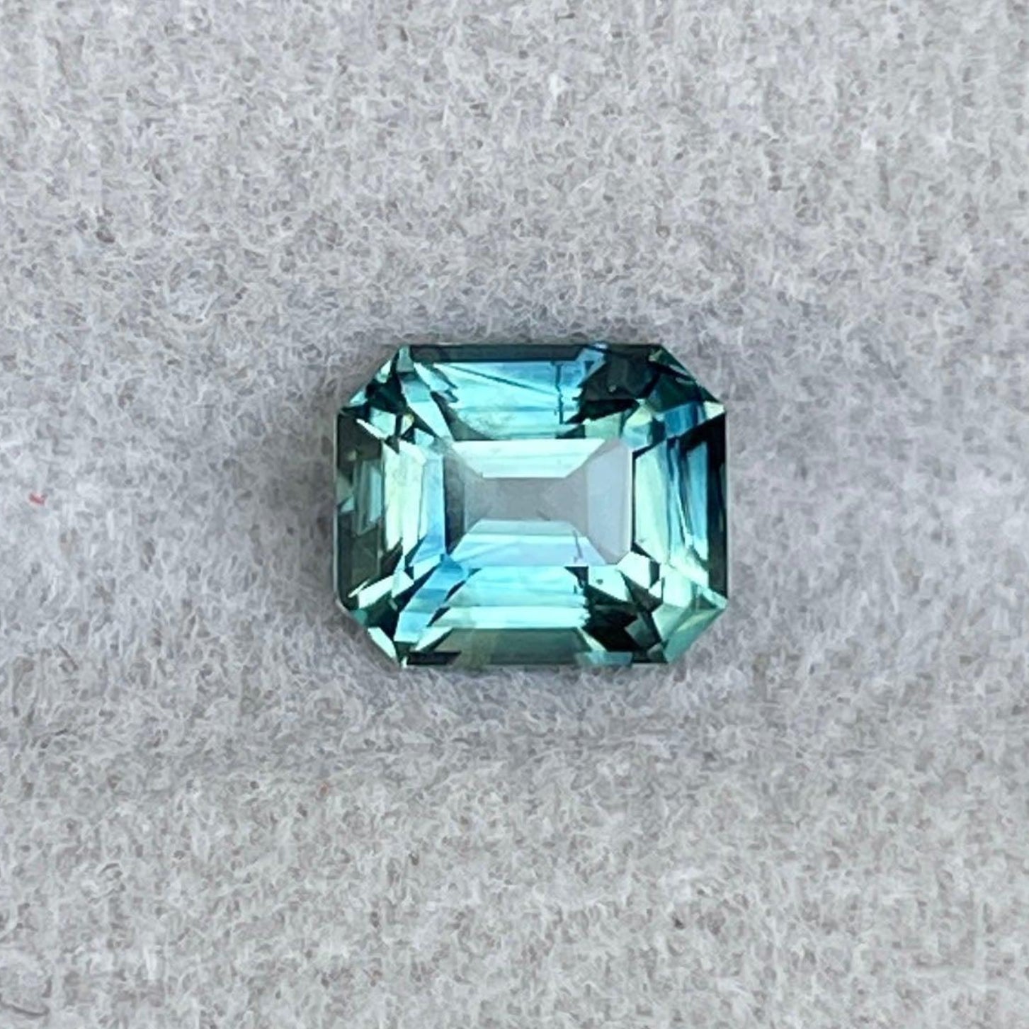 Saphir paon sirène océan sarcelle taille émeraude, 1,09 carat, aux nuances bleu-vert, de NASHGEMS pour la création de bijoux.