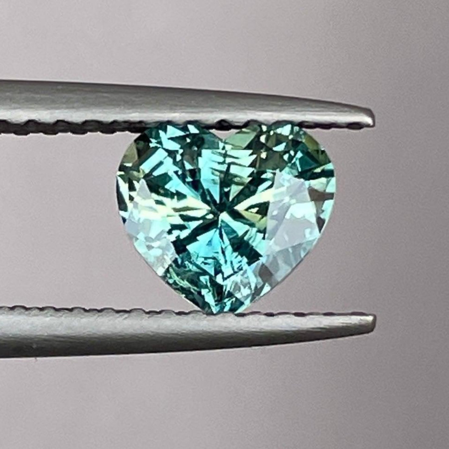 Saphir paon sirène océan sarcelle de NASHGEMS, saphir lâche de 1,11 ct aux nuances bleu-vert, parfait pour la joaillerie.
