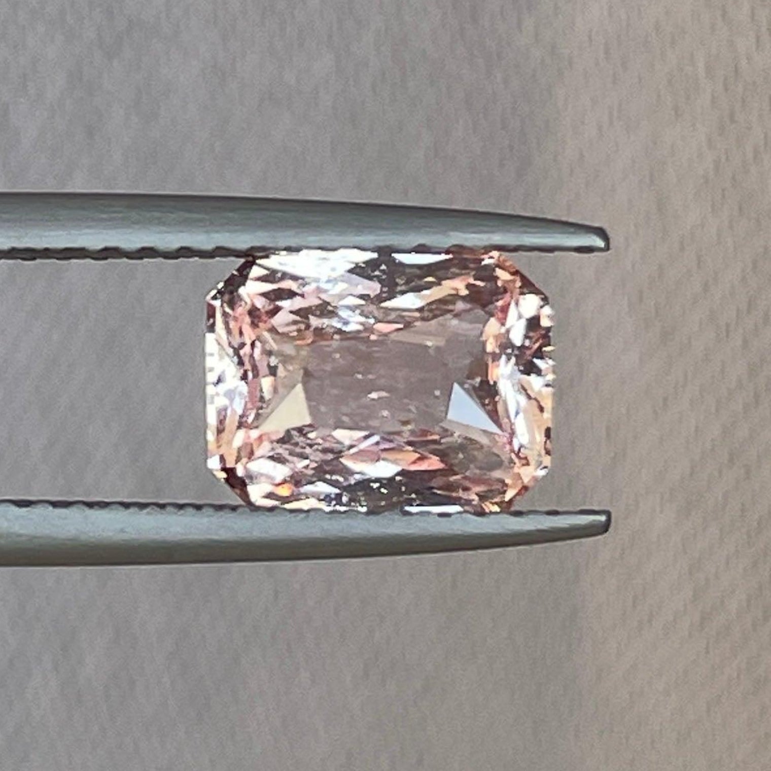 Saphir Padparadscha naturel rose 2,04 CT de NASHGEMS, mettant en valeur sa couleur vibrante et sa taille ovale.