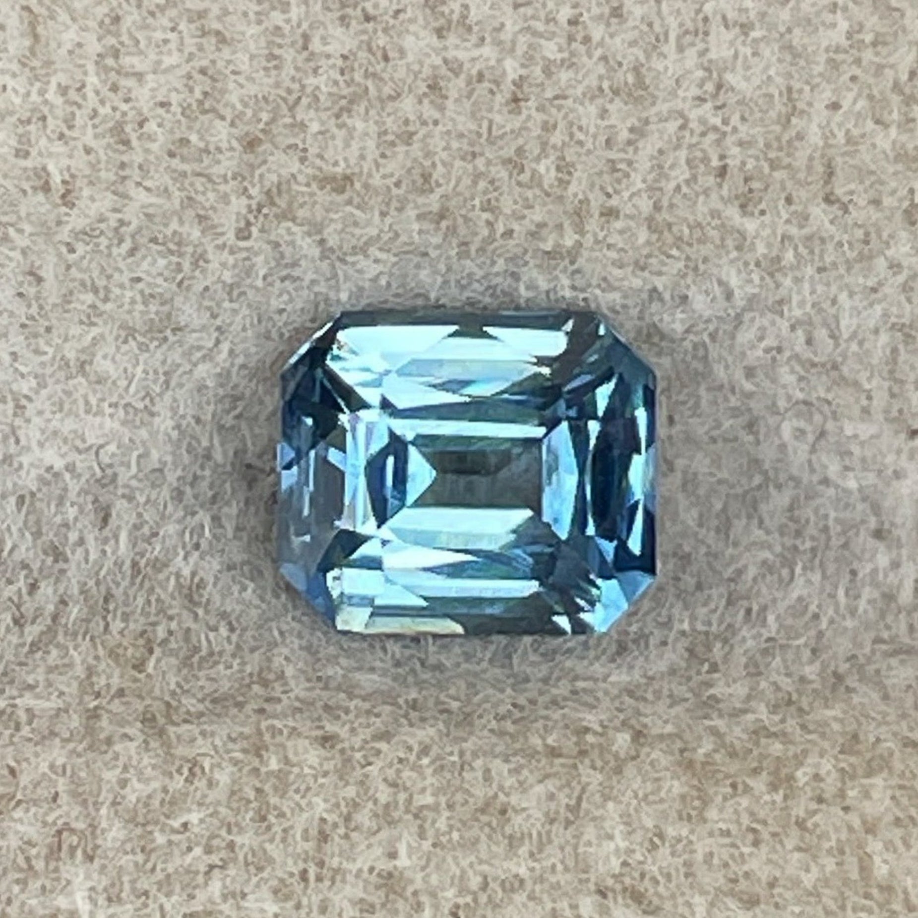 Saphir naturel bleu pâle 1,08 Ct taille émeraude bleu sarcelle, pierre précieuse détachée pour bague de fiançailles ou bijou personnalisé par NASHGEMS.