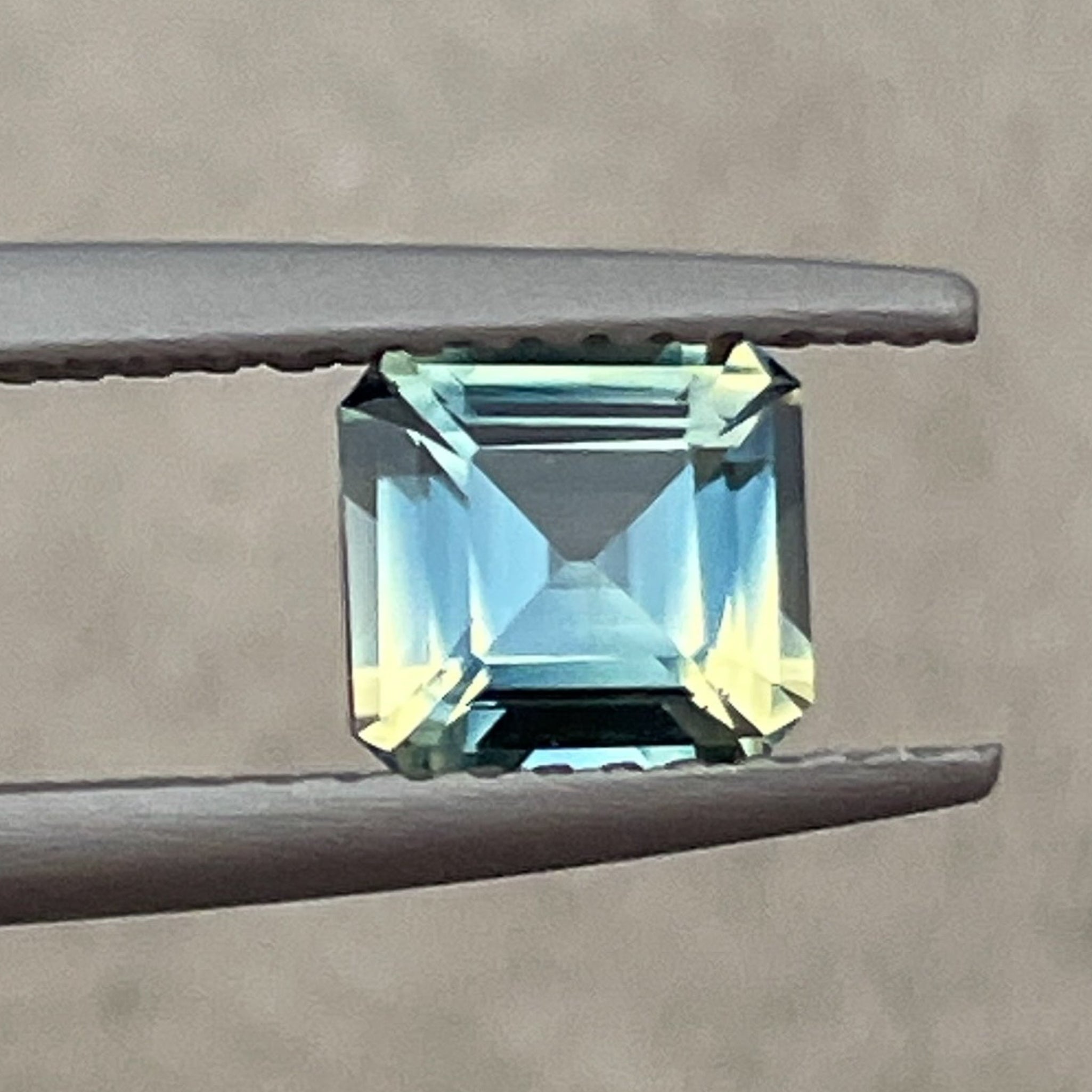 Saphir naturel teal 1,08 Ct taille émeraude par NASHGEMS, pierre précieuse détachée idéale pour pendentifs ou créations de bijoux personnalisés.