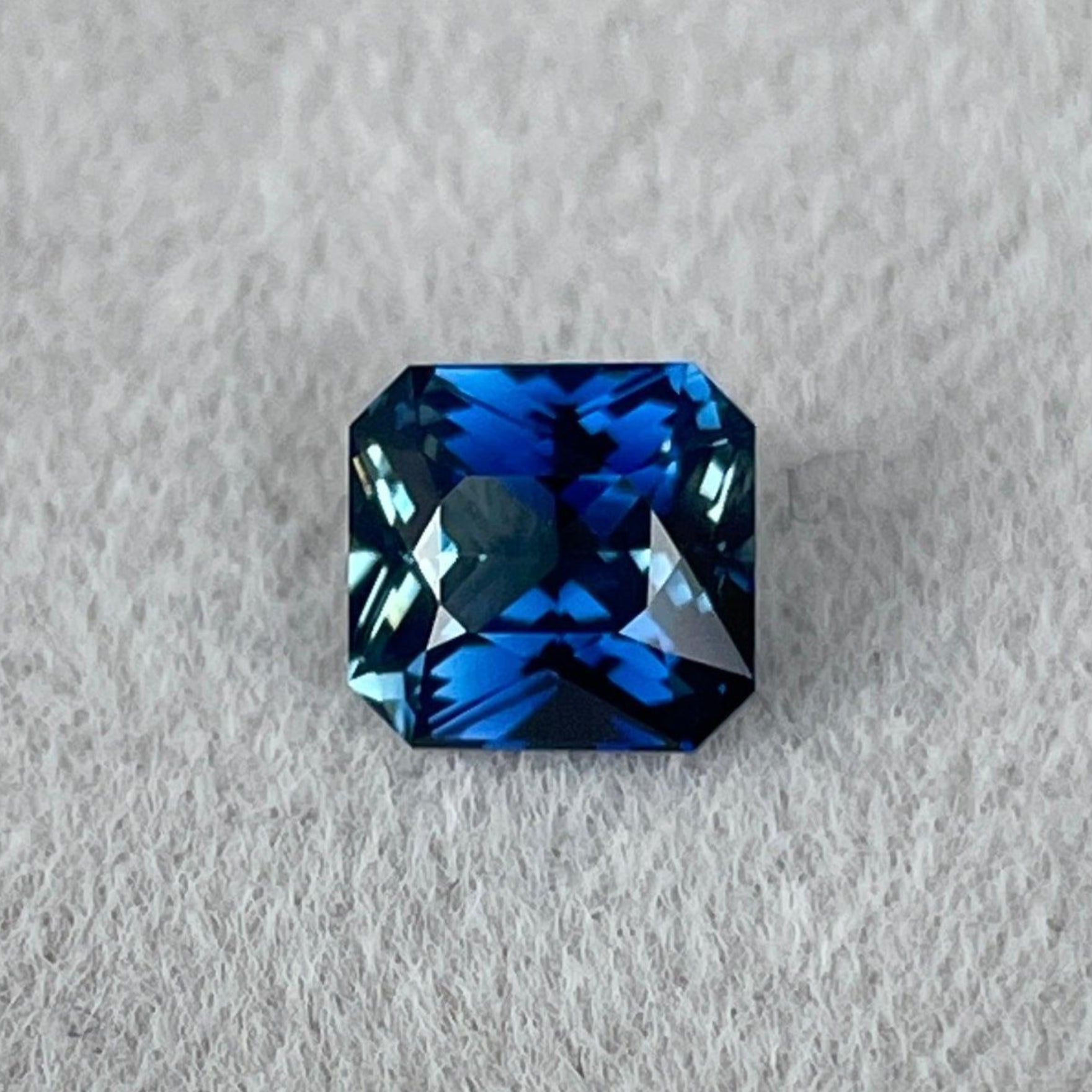 Saphir sarcelle avec une taille radiant bicolore bleu-vert de 1,23 ct pour bague de fiançailles, présentant des nuances riches de bleu-vert et de vert-bleu.