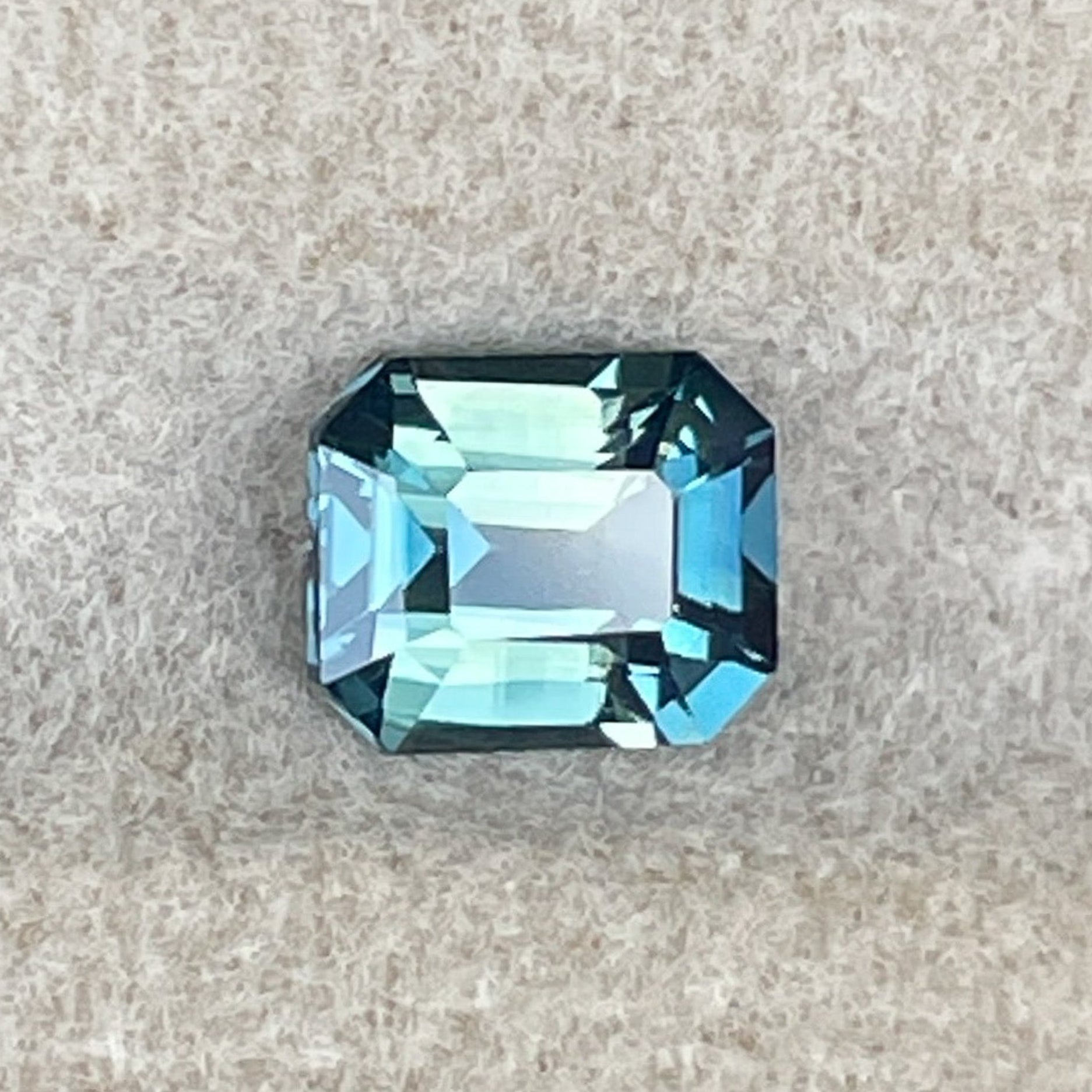 Saphir bicolore naturel bleu sarcelle et vert, taille émeraude 1,38 ct, saphir brut non chauffé de NASHGEMS pour bagues de fiançailles.