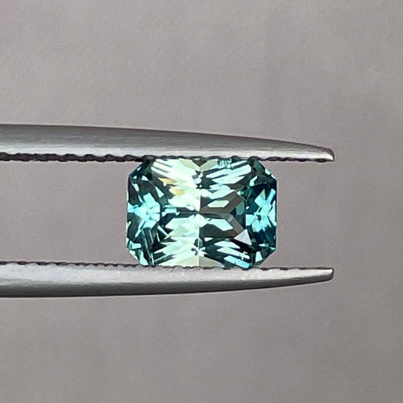 Pierre précieuse saphir teal verdâtre taille radiant, 1,25 carats, sans défaut et certifiée, pierre précieuse détachée de NASHGEMS.