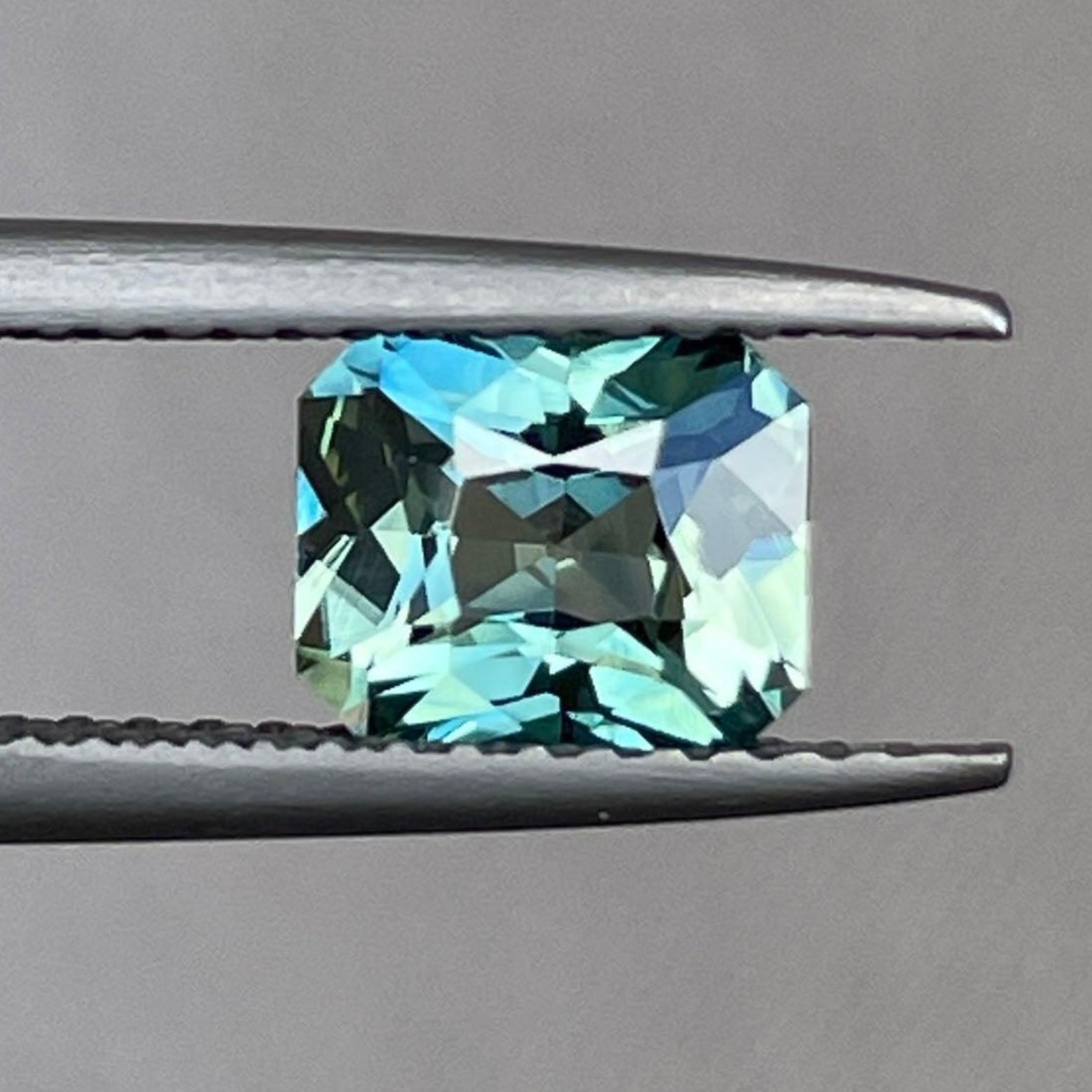 Saphir paon sirène océan sarcelle 1,18 carats, taille radiant, saphir du Montana en vrac pour bijoux, par NASHGEMS.
